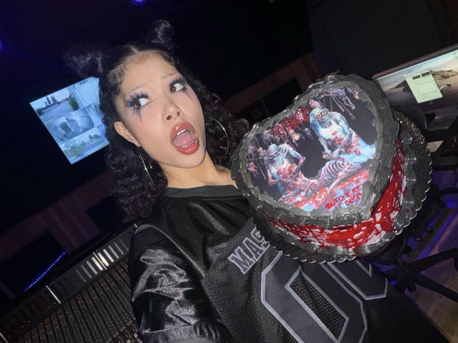 1600x1200 Molly Santana Wallpaper