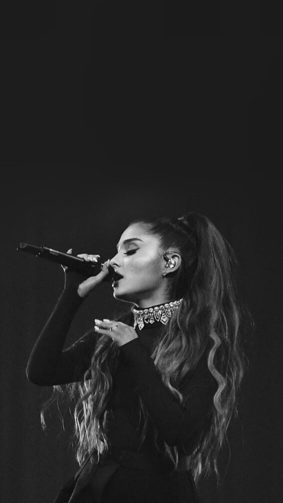 923x1640 Ariana Grande Black Wallpaper