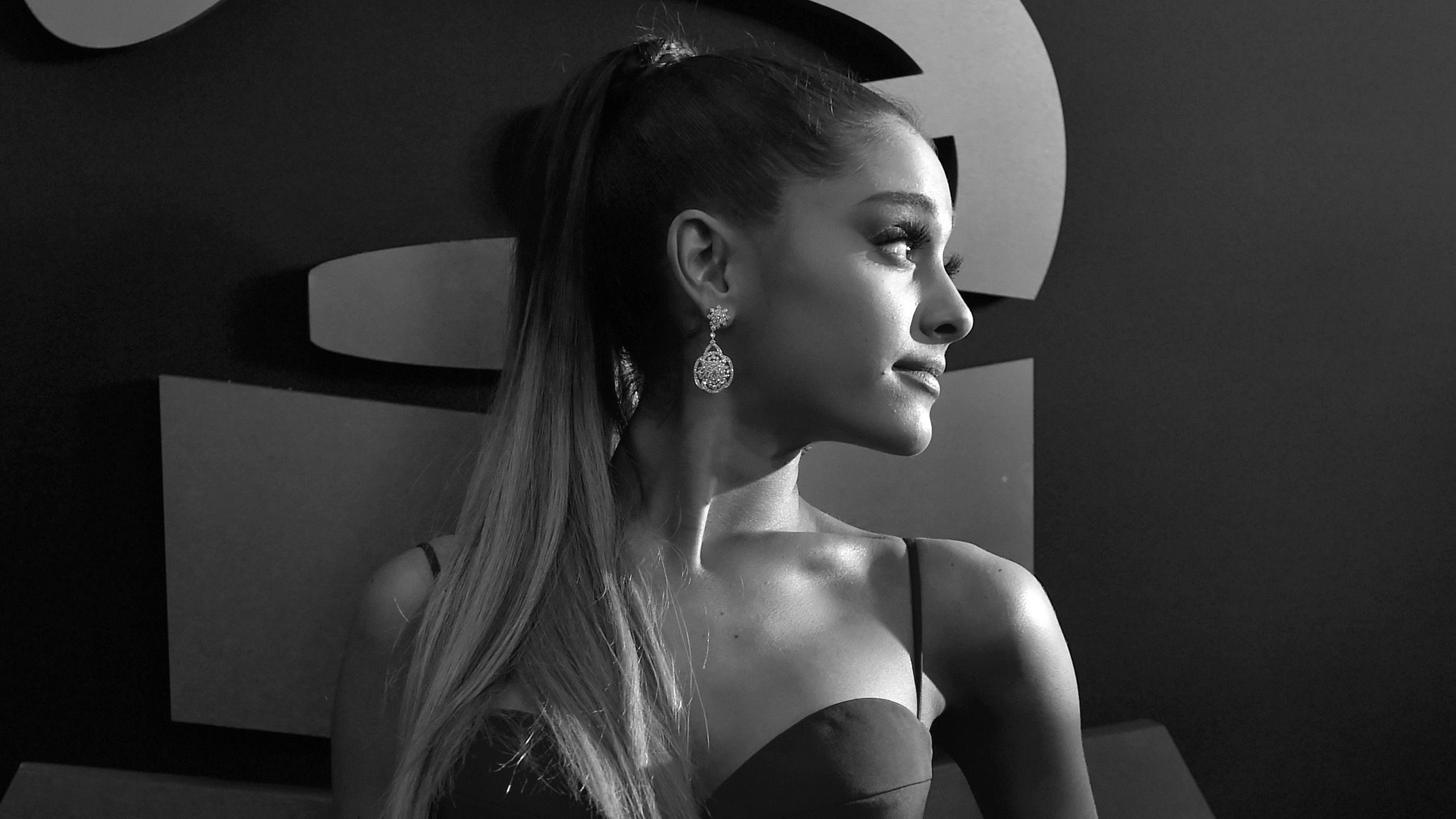 2560x1440 Ariana Grande In Black And White Picture HD Ariana Grande Wallpaper