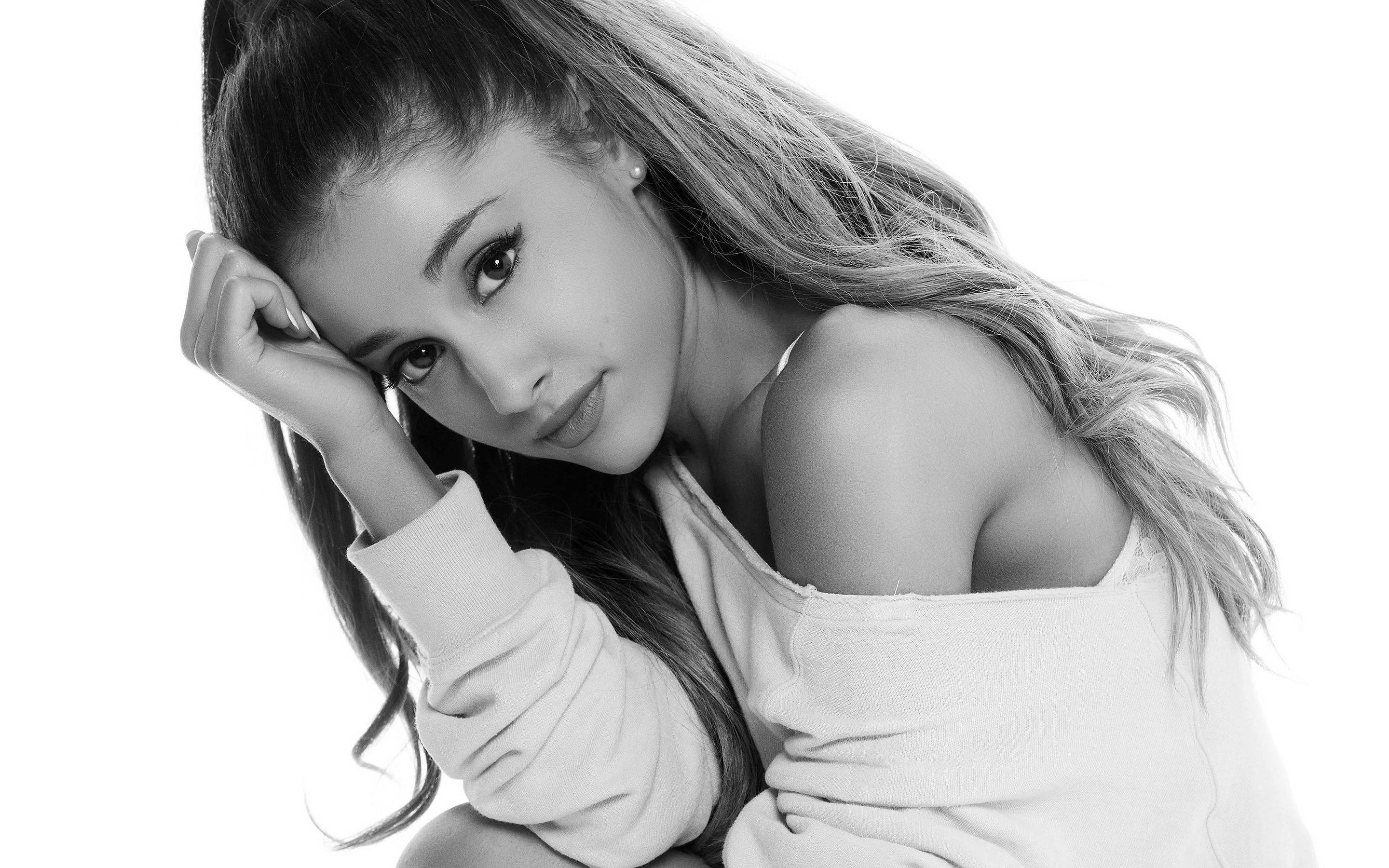 2880x1800 Download Ariana Grande Leans Forward in Performance Wallpaper