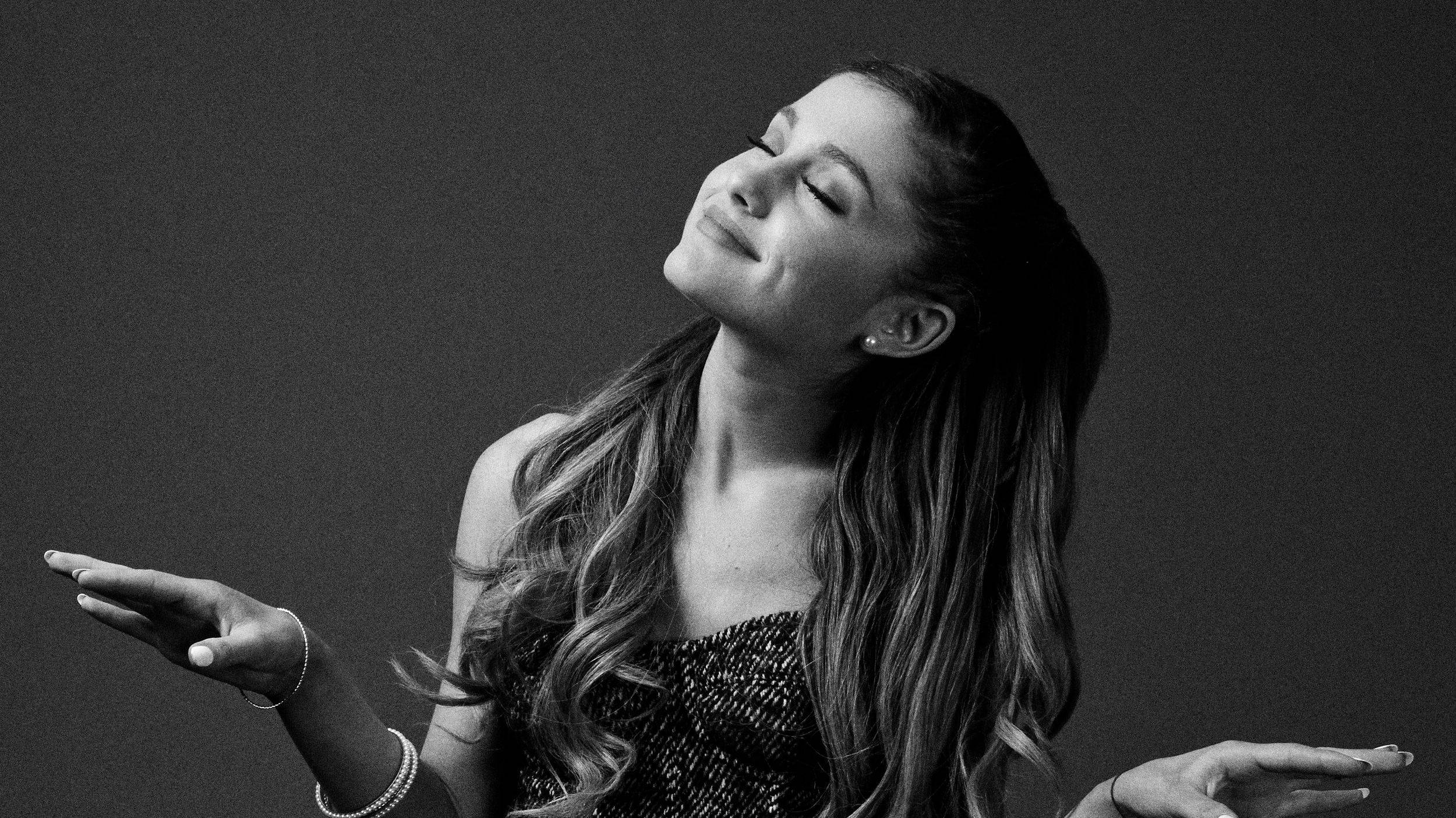 2500x1406 Download Ariana Grande captures the spotlight in monochrome Wallpaper