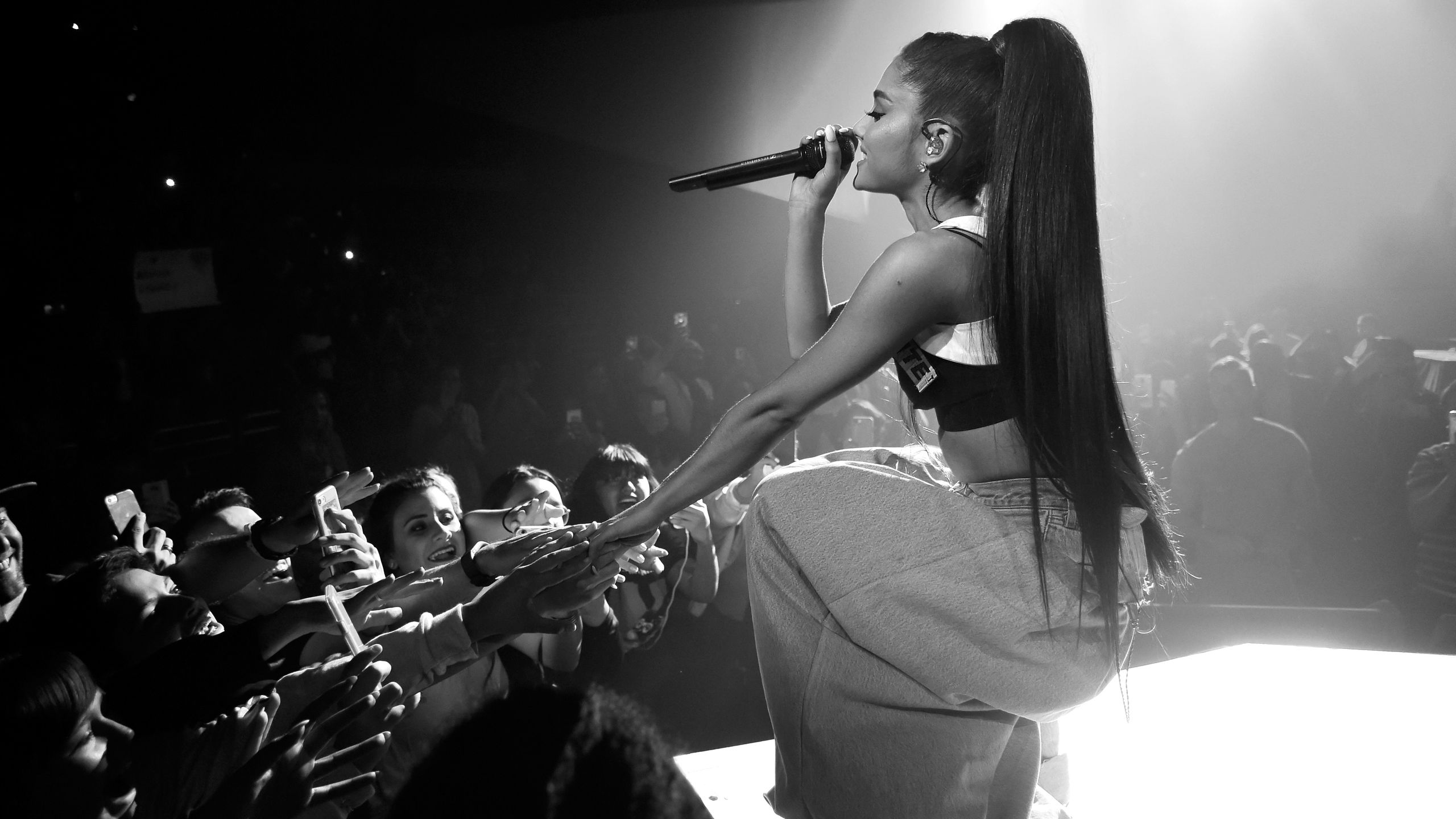 2560x1440 Fans Show Ariana Grande Support in Light of Manchester Bombing