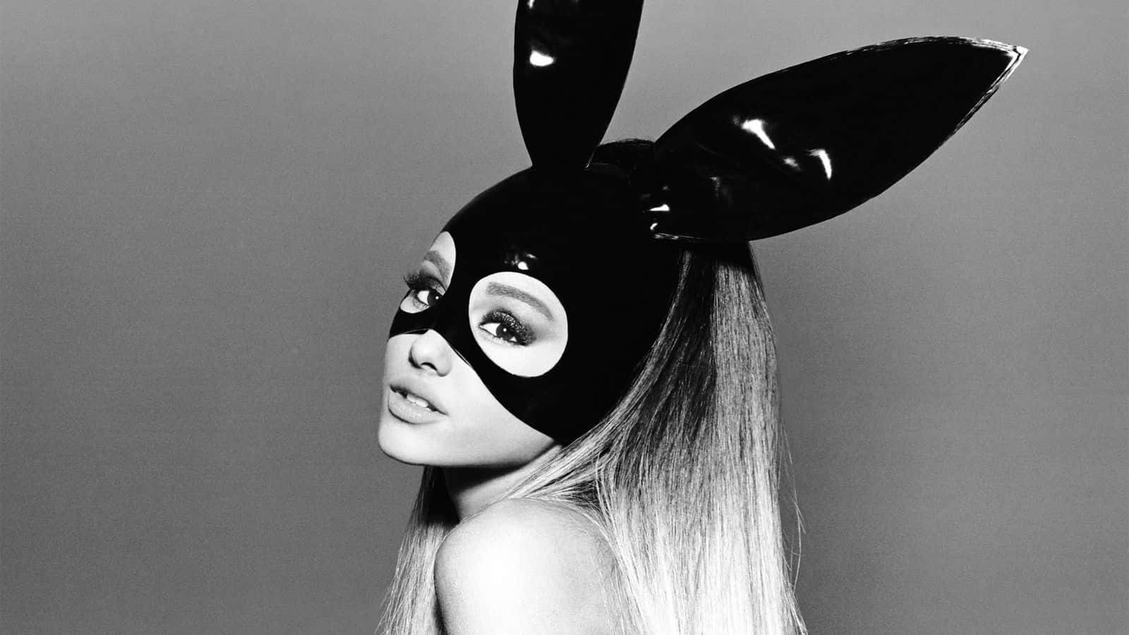 1600x900 Download Ariana Grande Looking Stunning In Her Signature Cat Eye Makeup. Background