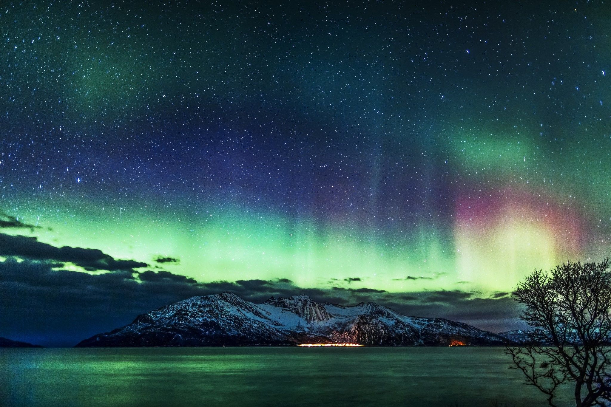 2048x1365 Alaska Northern Lights Wallpaper