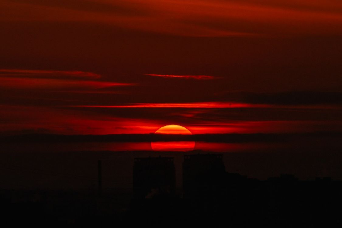 1125x750 Dramatic Red Sunset Over City Skyline · Free