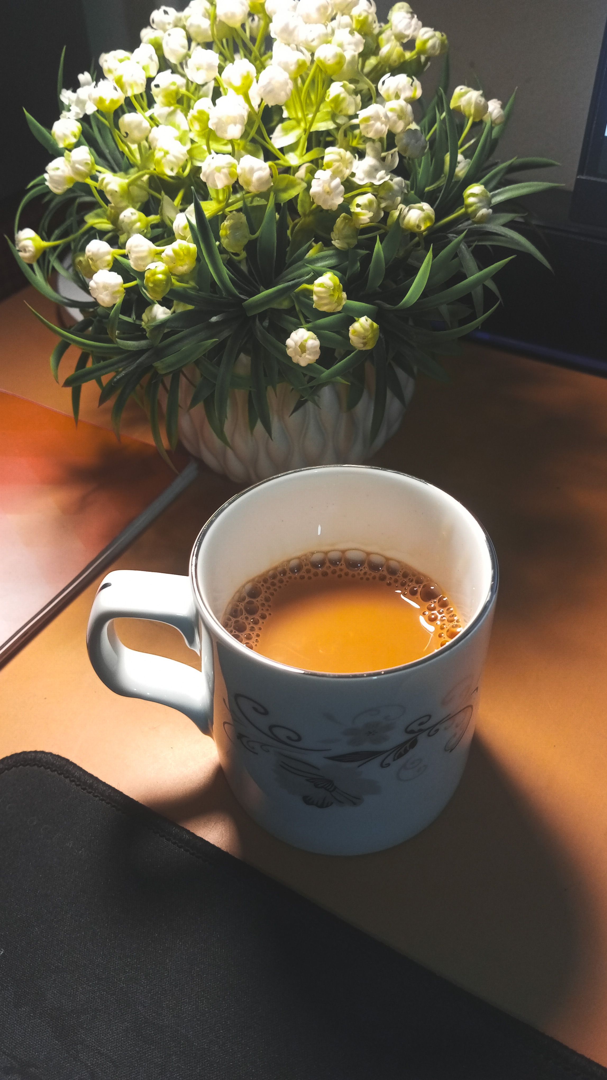 2295x4080 Cozy Tea Cup on Desk with Flowers · Free