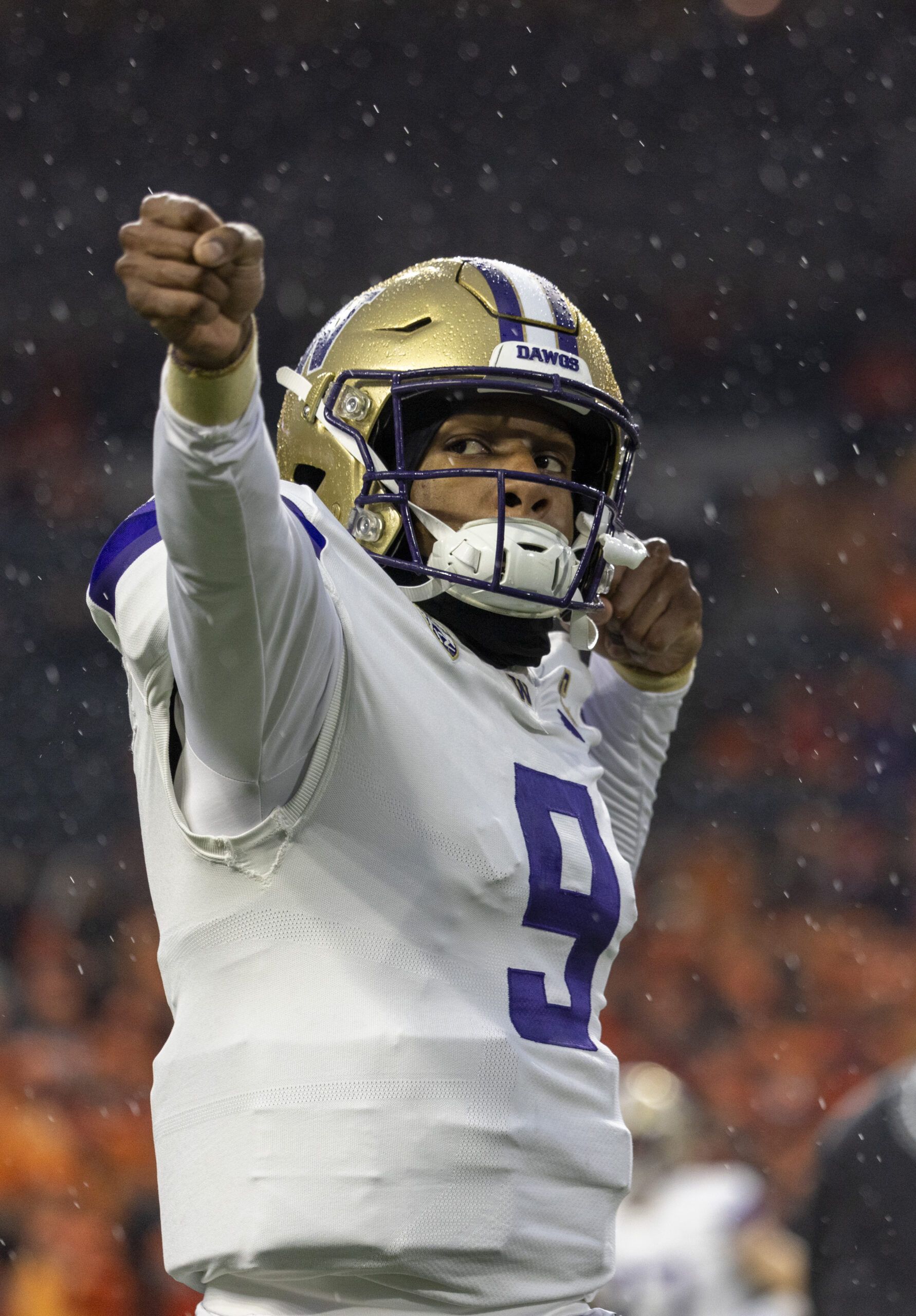 1782x2560 No. 5 UW Huskies hang on to beat No. 10 Beavers, stay unbeaten