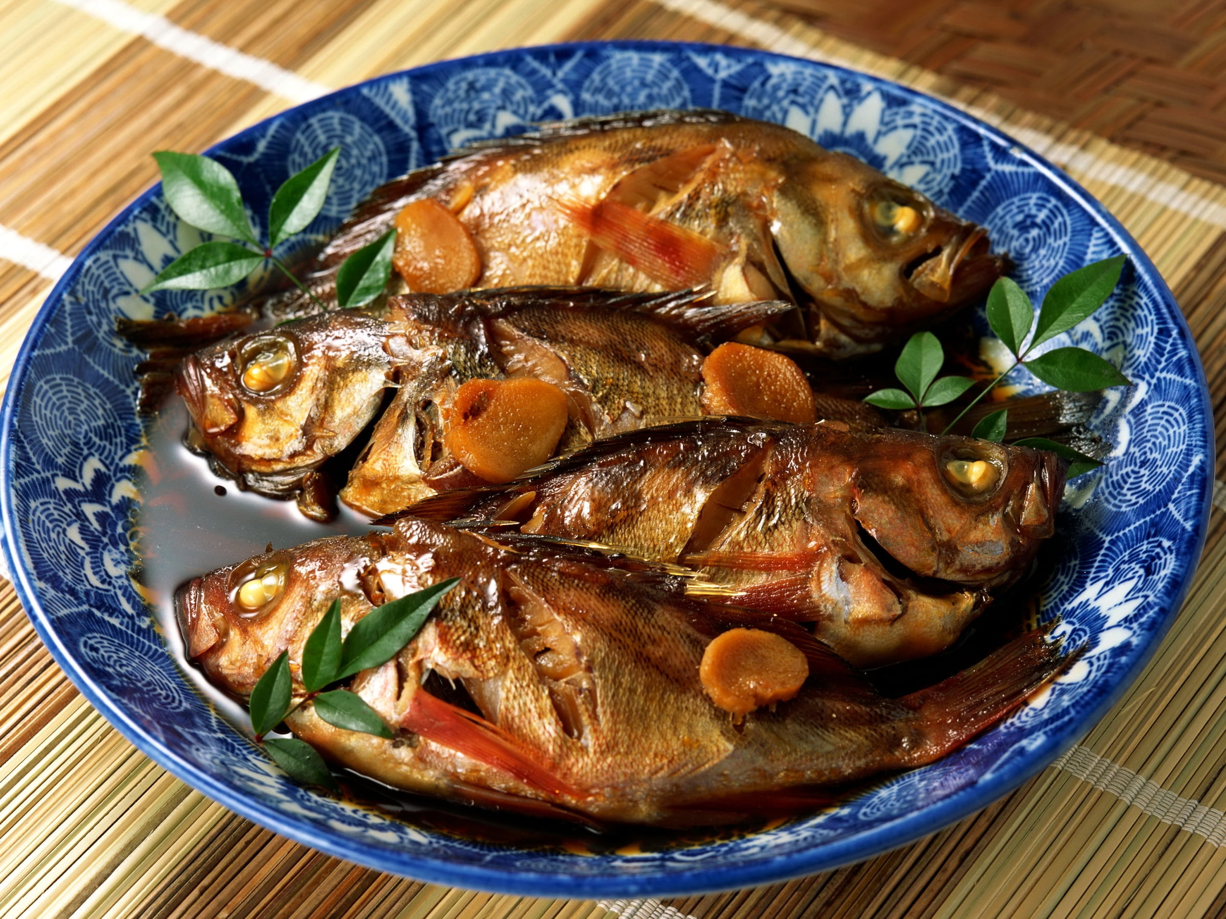 2400x1800 Marinated fish with blue ceramic plate HD wallpaper