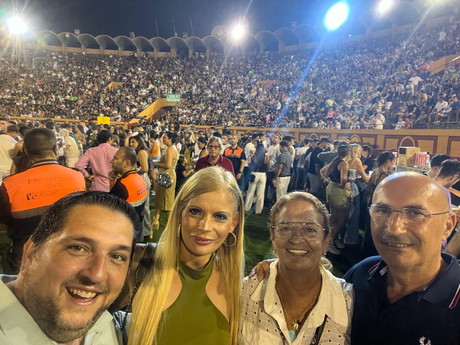 1600x1200 El concierto de JC Reyes llena una plaza de toros entregada al artista sevillano