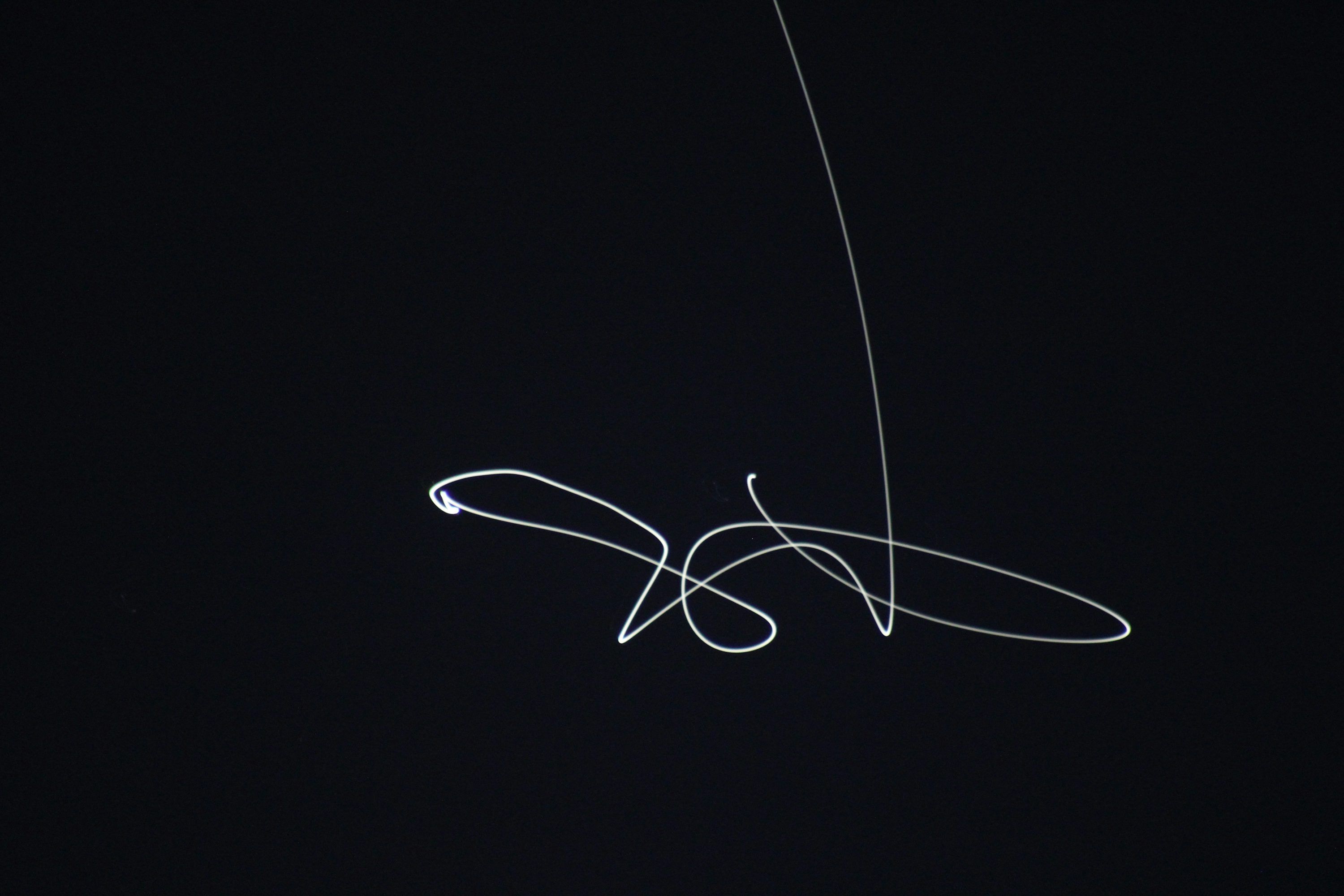 3000x2000 A white line on a black background