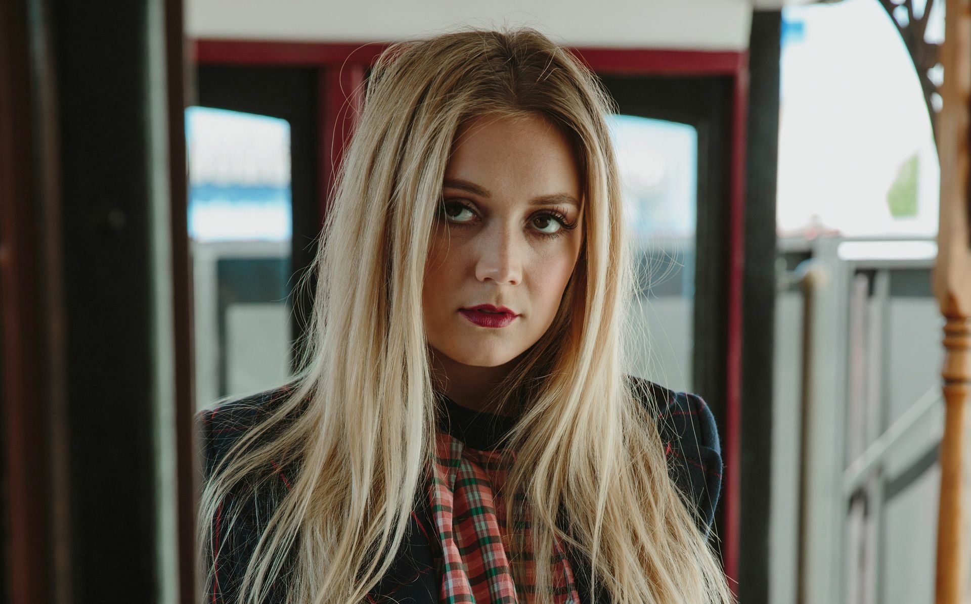 1920x1195 Billie Lourd: Stunning Blonde Celebrity Model HD Wallpaperx1195