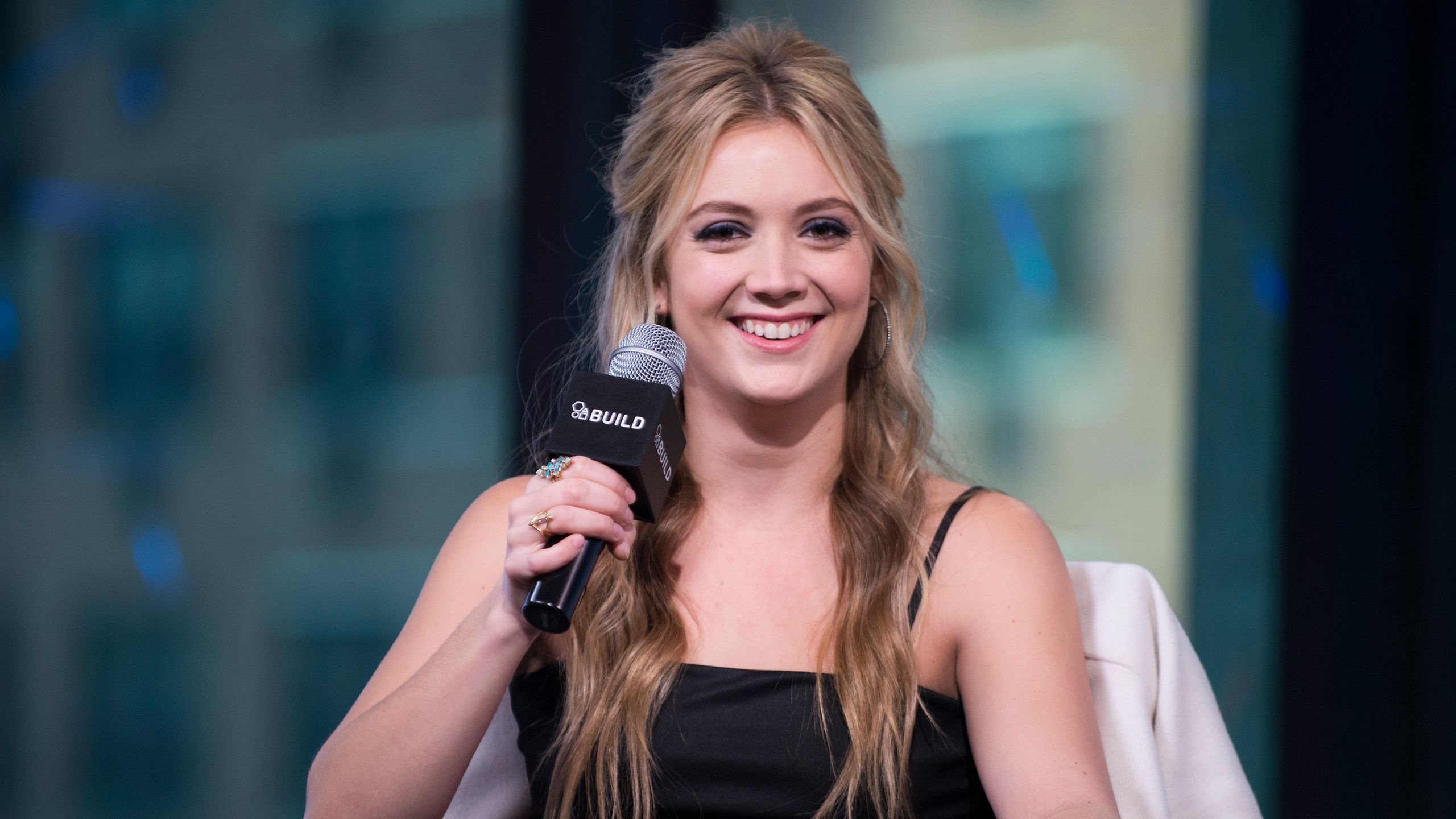 2560x1440 Billie Lourd Opens Up About Life After Carrie Fisher and Debbie Reynolds' Deaths