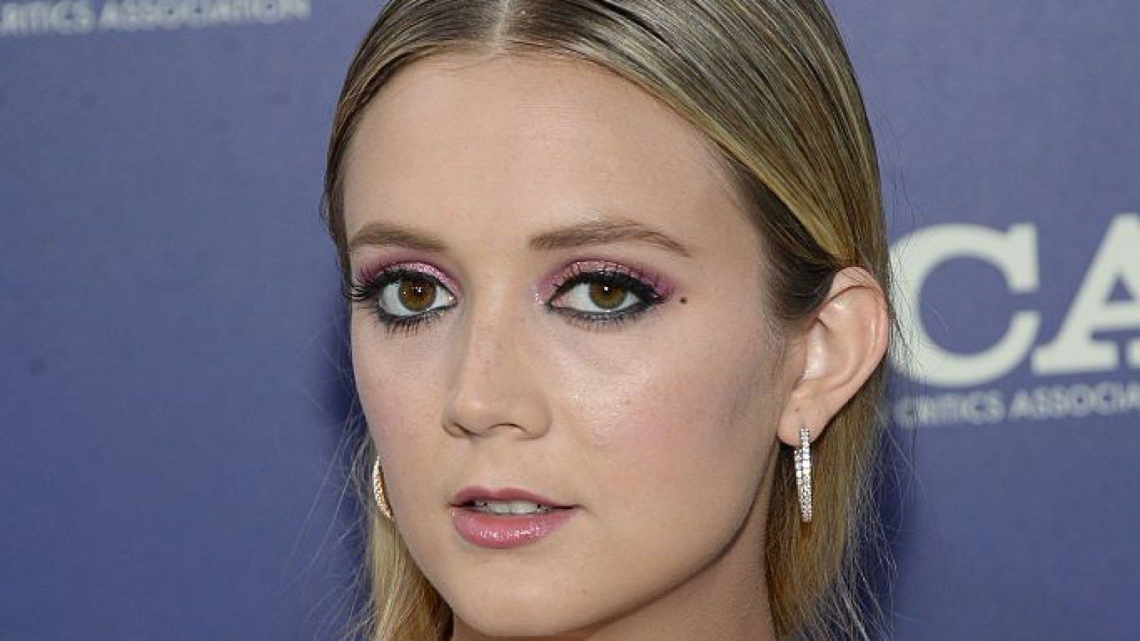 1600x900 Billie Lourd Leans On Boyfriend Taylor Lautner And Friends After Carrie Fisher's Death; Actress Is 'Finding The Funny'