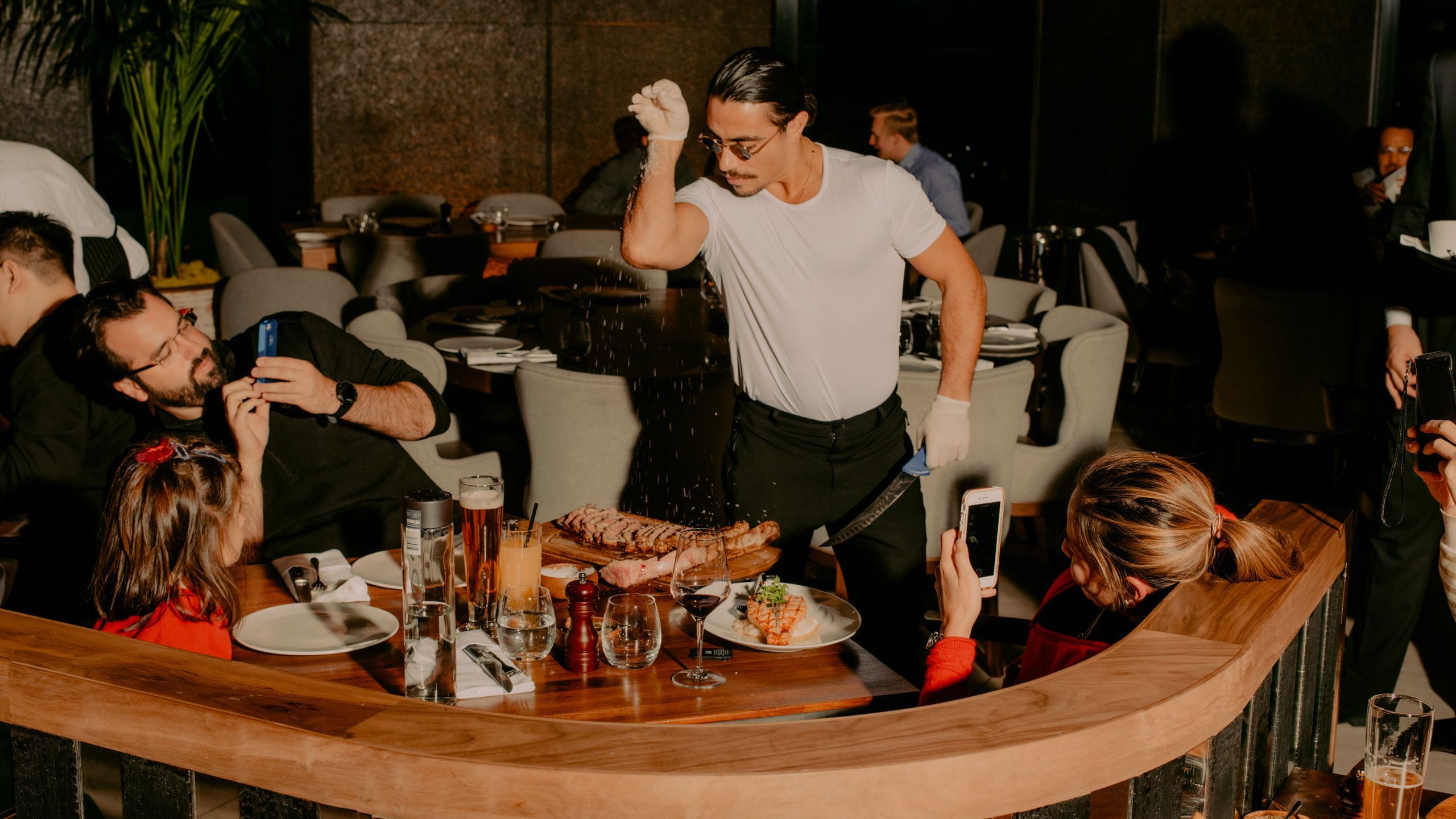 2560x1440 Salt Bae Apparently Has a Very Lucrative Restaurant Empire Now. Bon Appétit