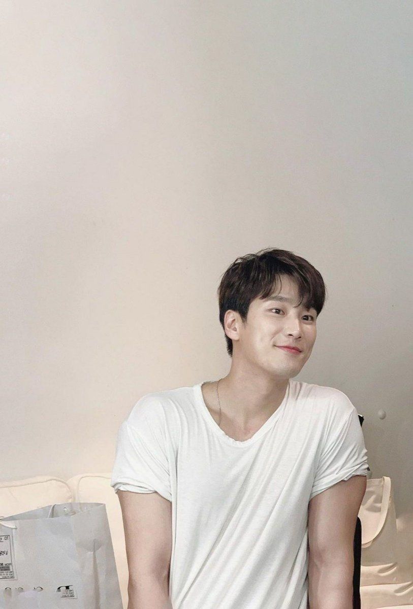 813x1200 Ahn Bo Hyun Wallpaper