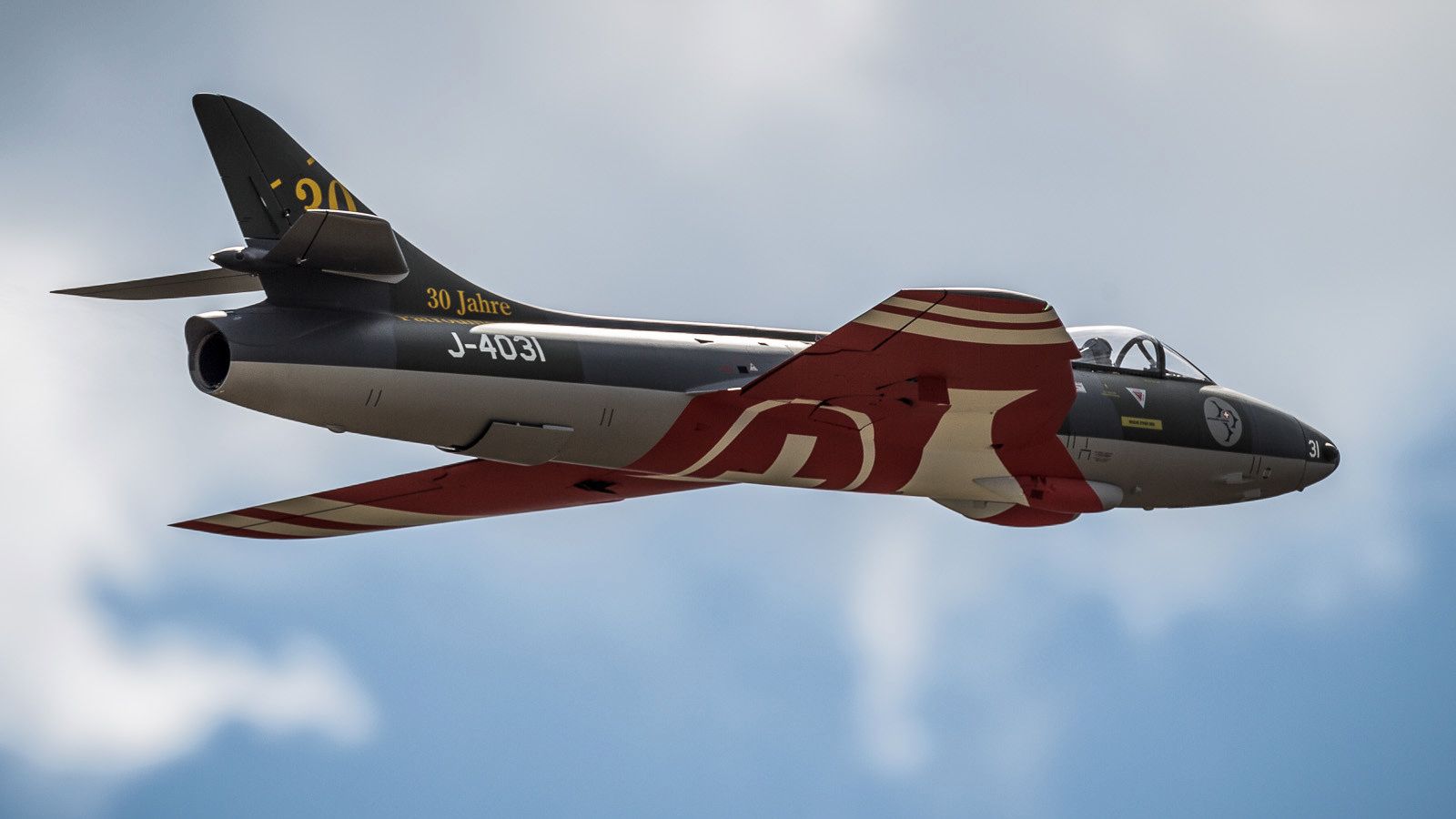 1600x900 AIRWORLD Hawker Hunter 1:5