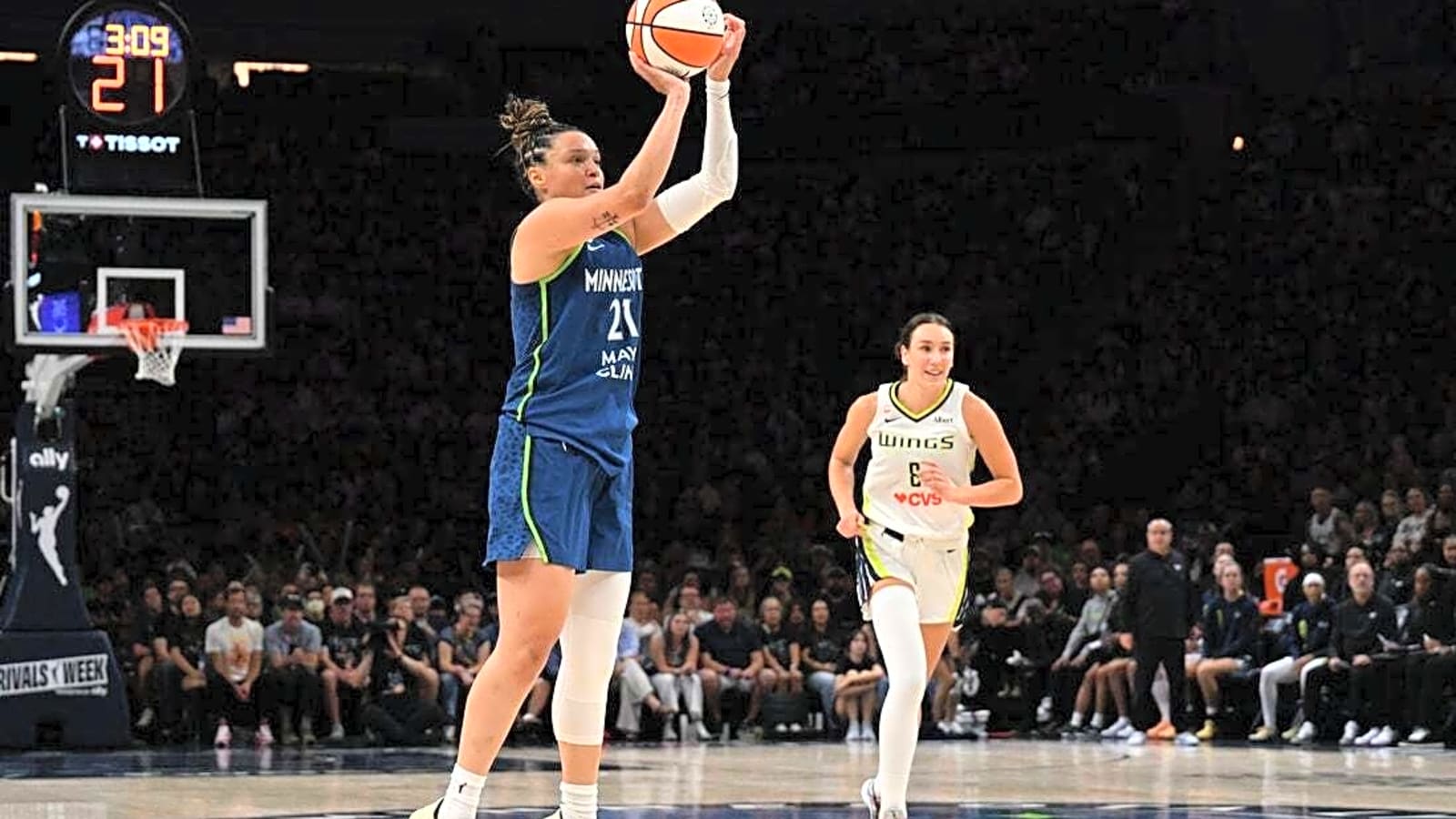 1600x900 Kayla McBride buries WNBA record 10 treys as Lynx race past Wings