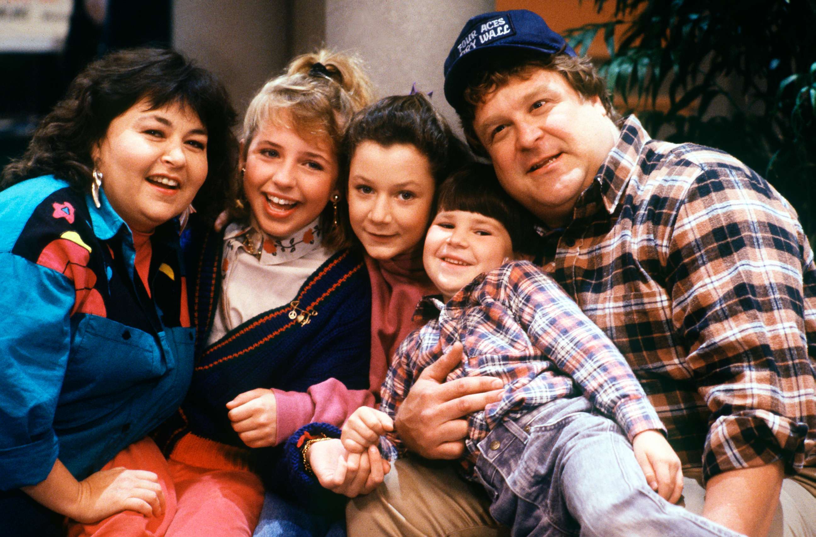 2592x1706 From The 2 Beckys To What Happened To The Iconic Couch, 'Roseanne' Cast Shares Hilarious Behind The Scenes Moments