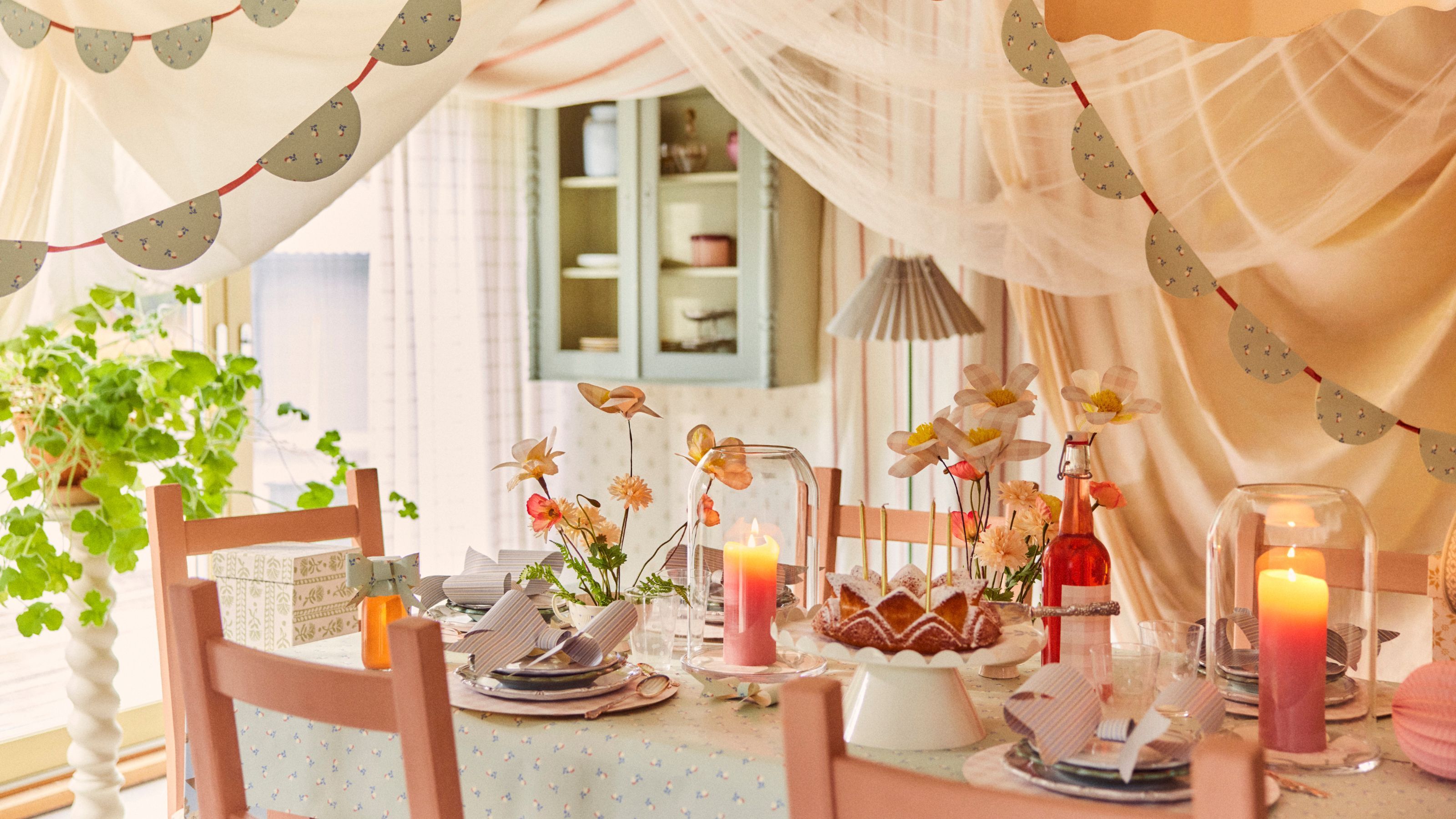 3200x1800 How to Use Wallpaper Scraps to Set a Stylish Table