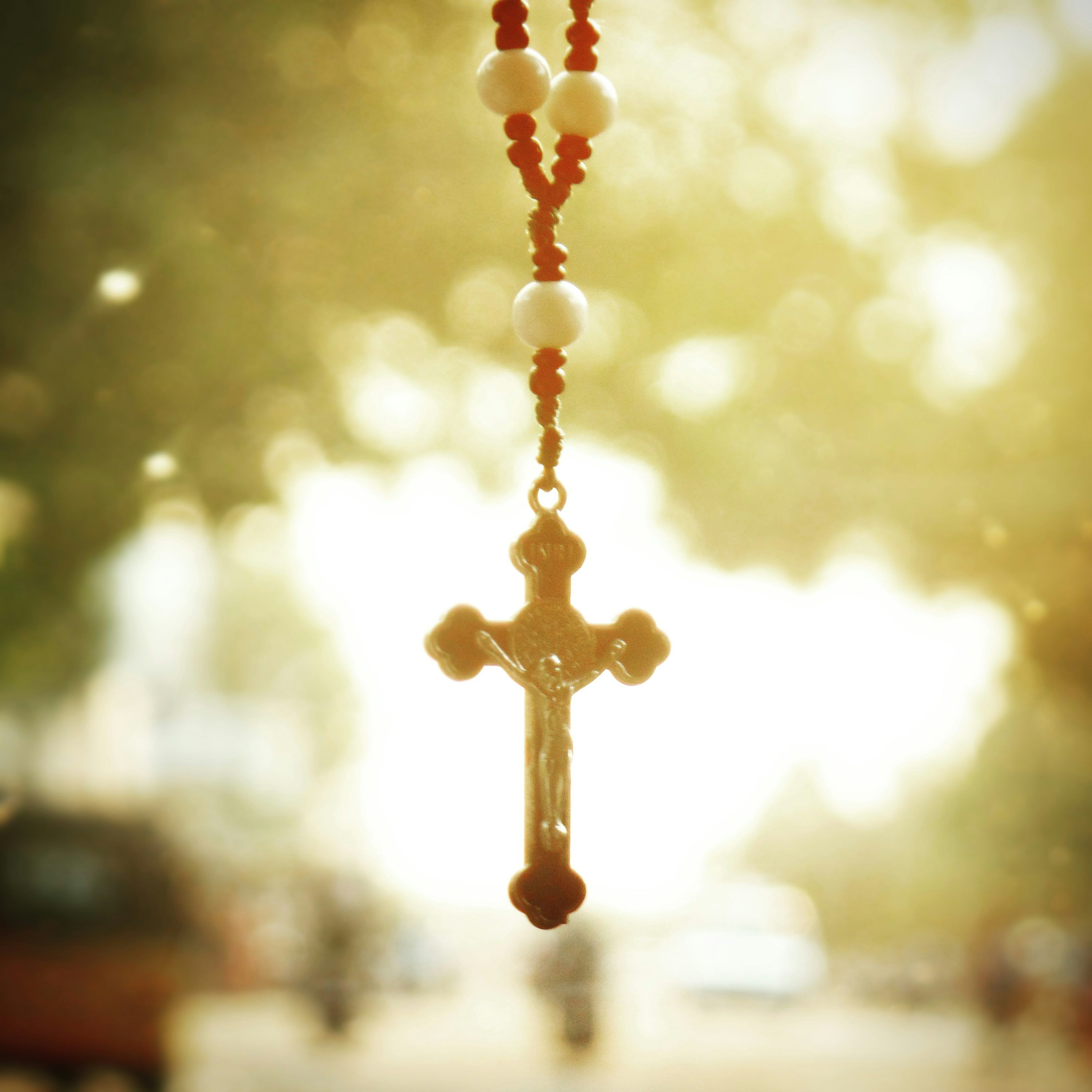 3000x3000 Selective focus photography of rosary