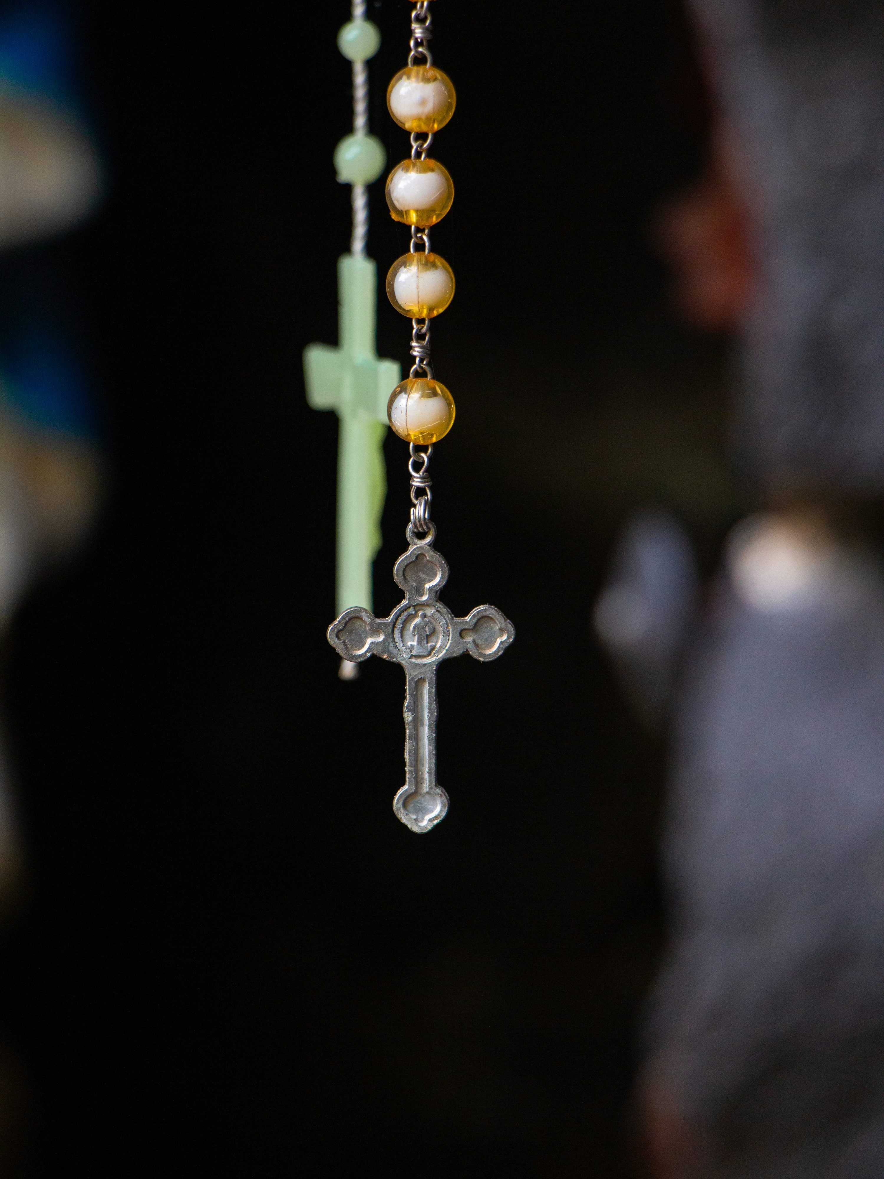 3000x4000 A rosary with a cross hanging from it