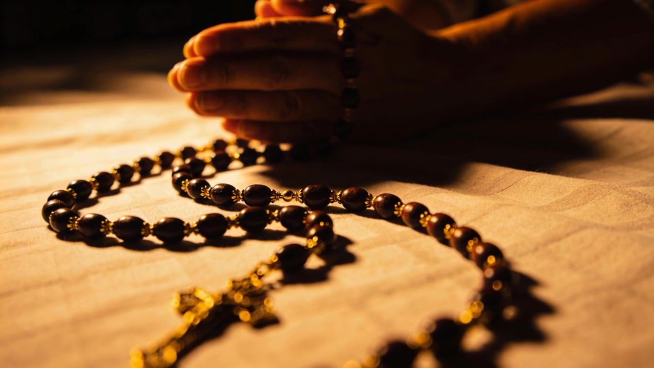 1280x720 Religious woman praying with rosary beads