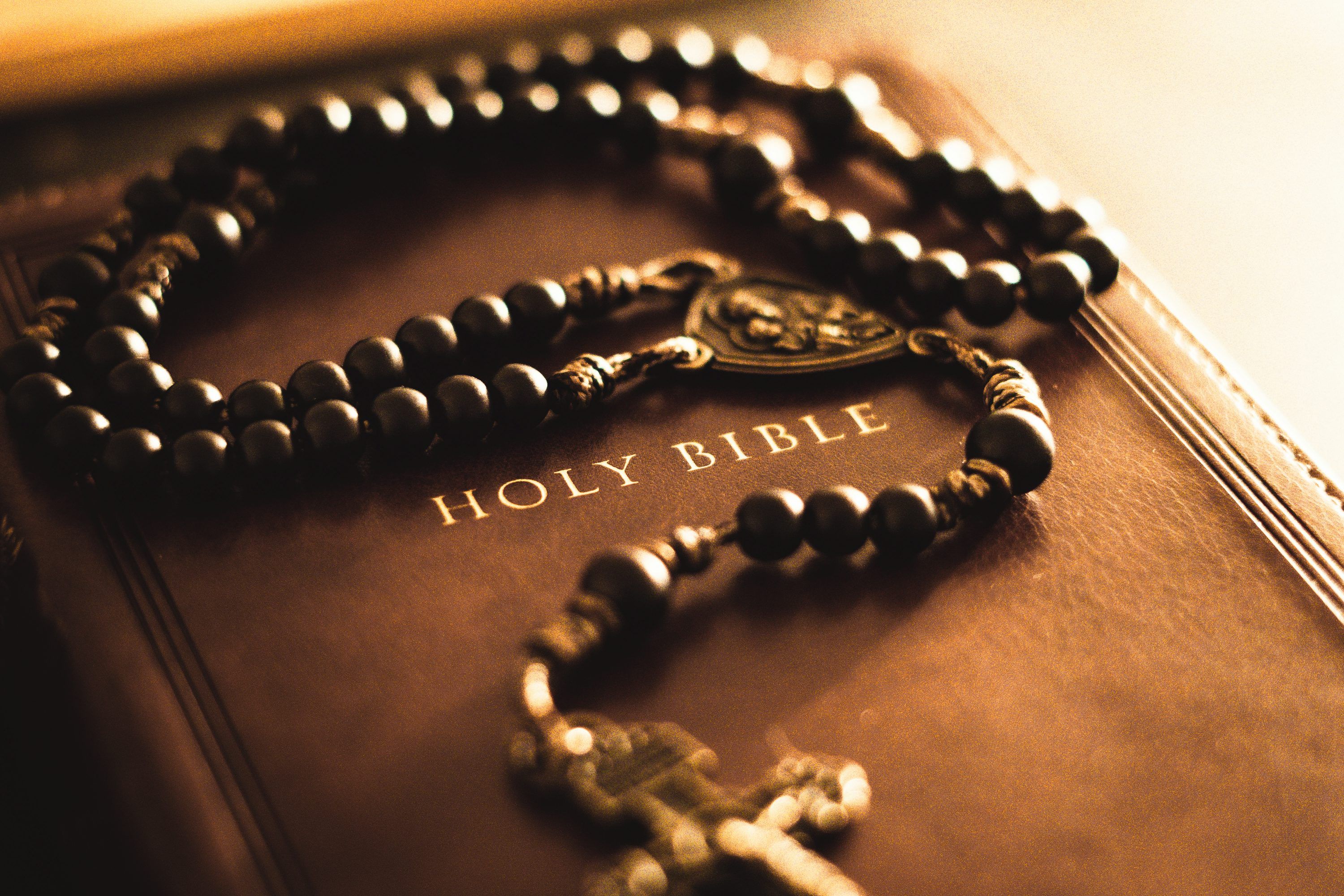 3000x2000 Silver and black rosary on nun graphic paper