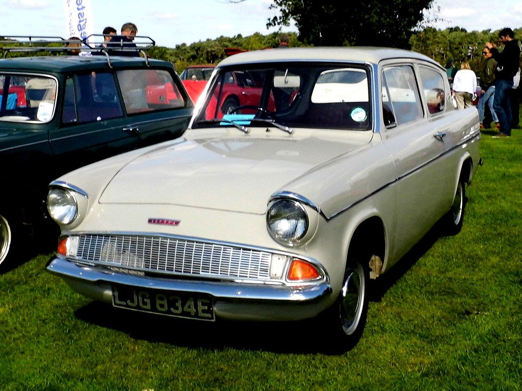 1024x768 FORD ANGLIA LJG834E