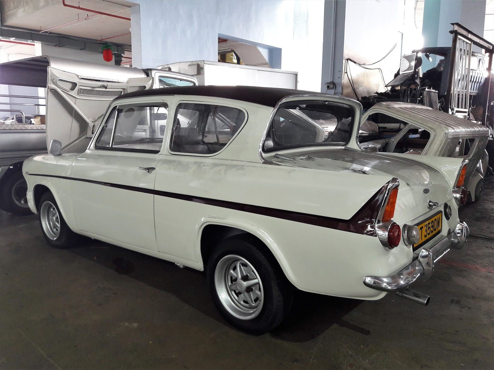 1600x1200 Singapore Vintage and Classic Cars: More than an old car : Ford Anglia