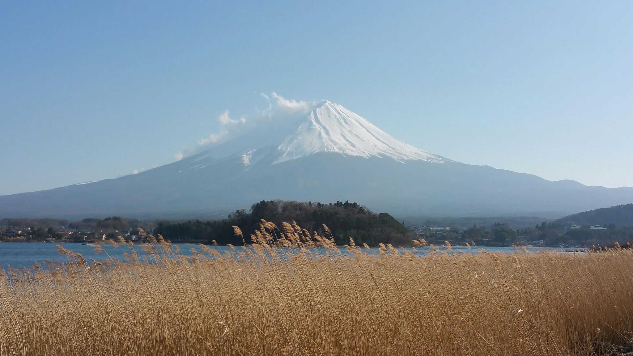 2048x1152 Kawaguchiko Lake with view on Mt. Fuji