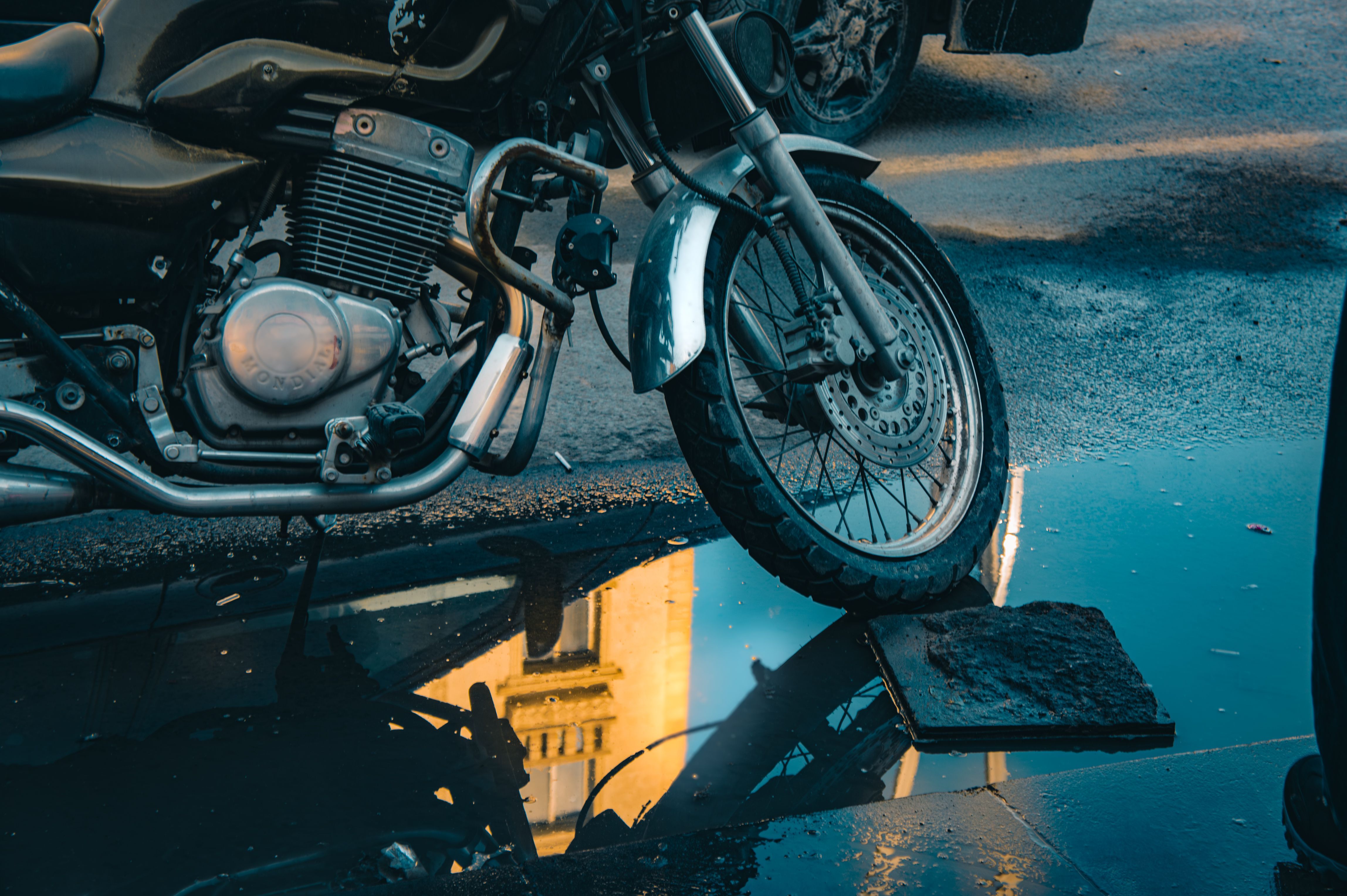 4592x3056 Modern motorcycle with headlight and water drops · Free