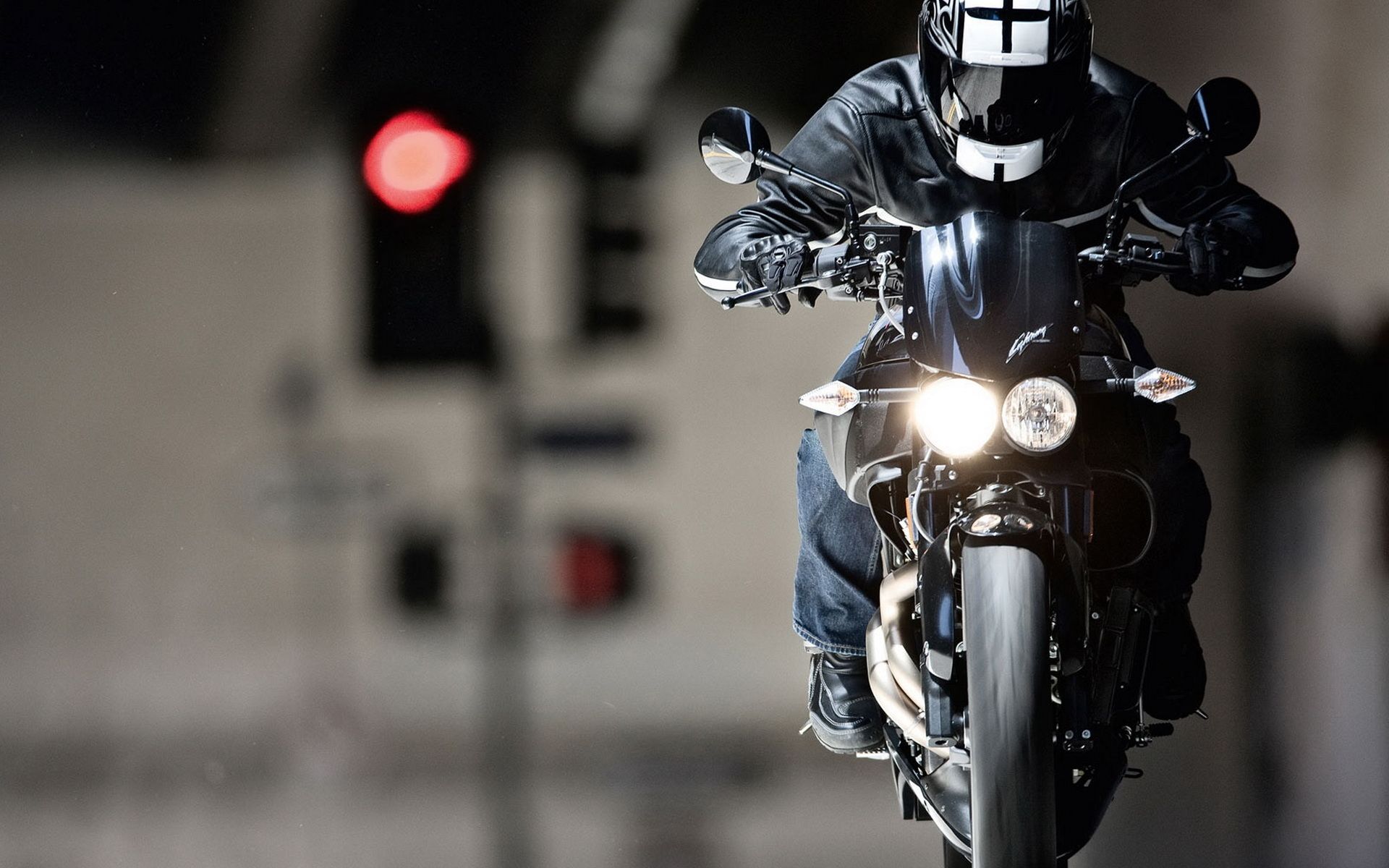 1920x1200 Wallpaper lights, focus, motorcycle, helmet for mobile and desktop, section мотоциклы, resolution 1920x1200