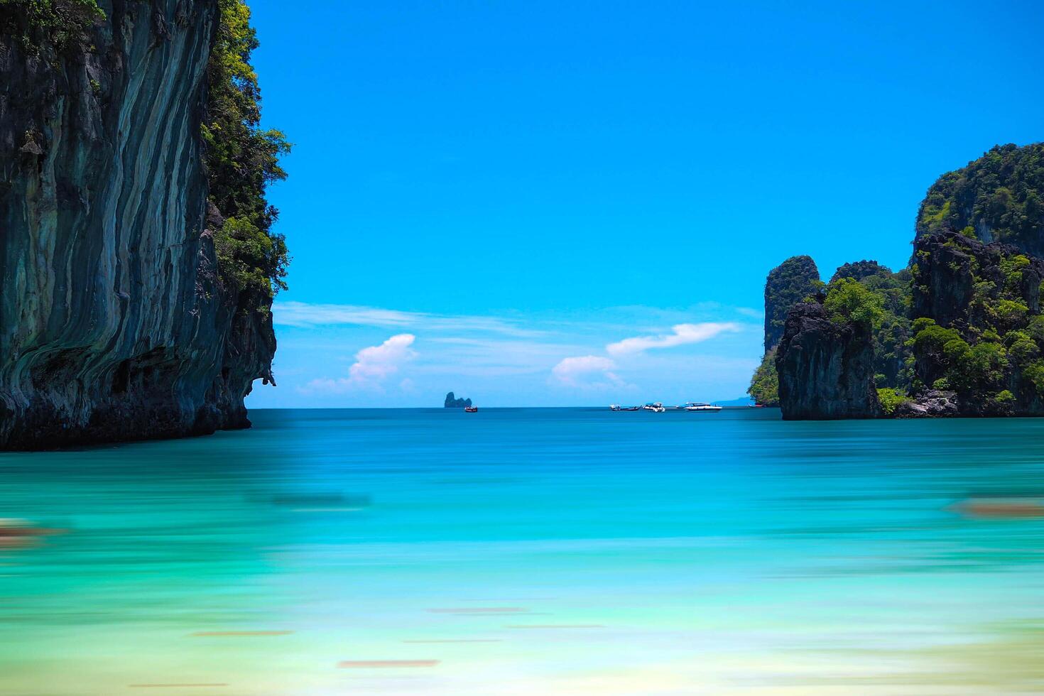 1470x980 Aerial panorama of Thailand's verdant, lush tropical island, National Park Island, with blue and aquamarine the sea, and clouds shining by sunlight in the background