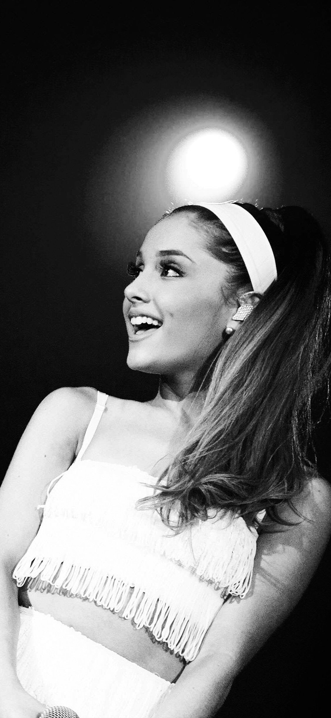 1125x2436 Ariana Grande Dark Bw Sing iPhone Wallpaper
