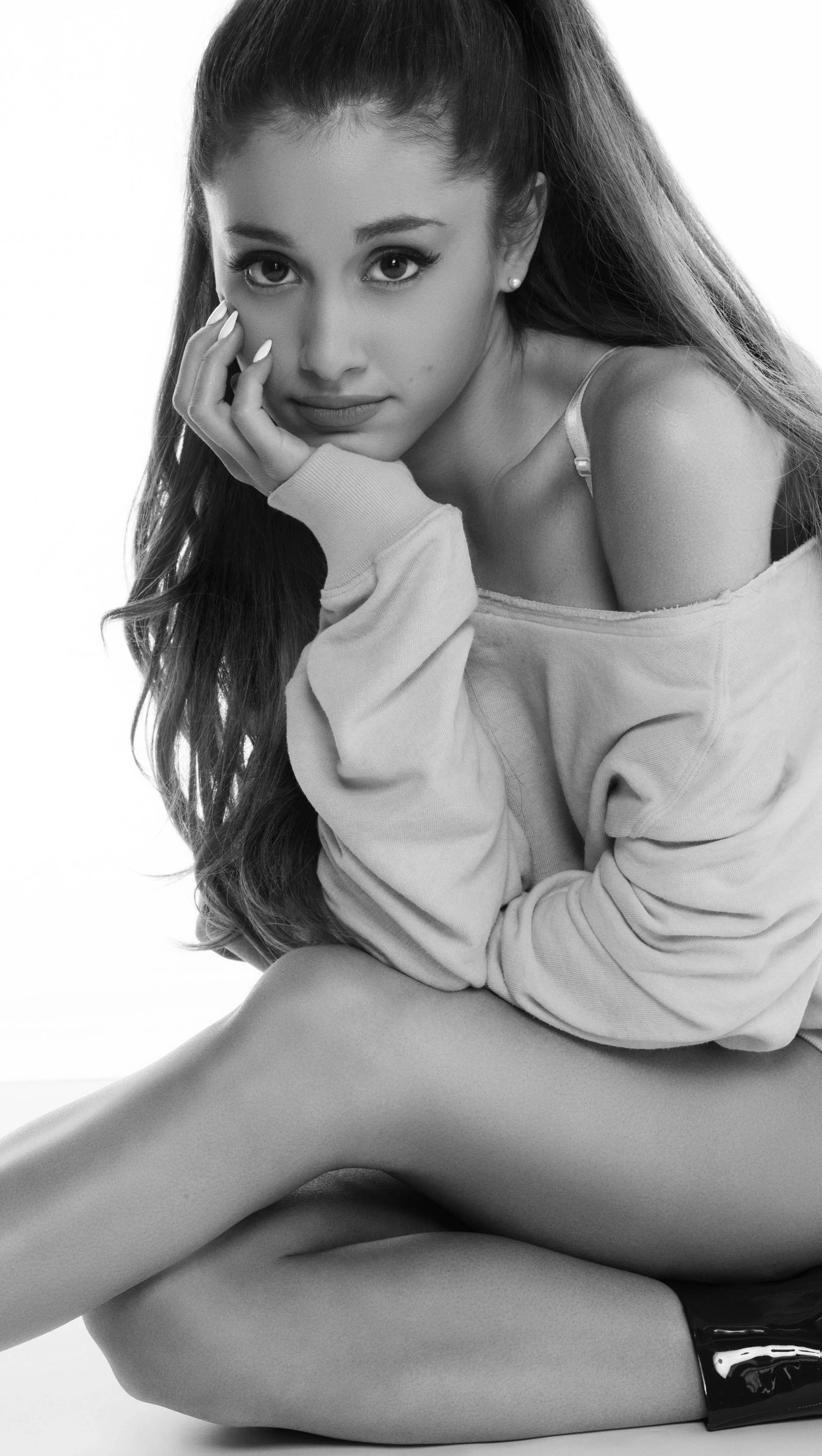 2440x4320 Ariana Grande in black and white Wallpaper 4K for Desktop