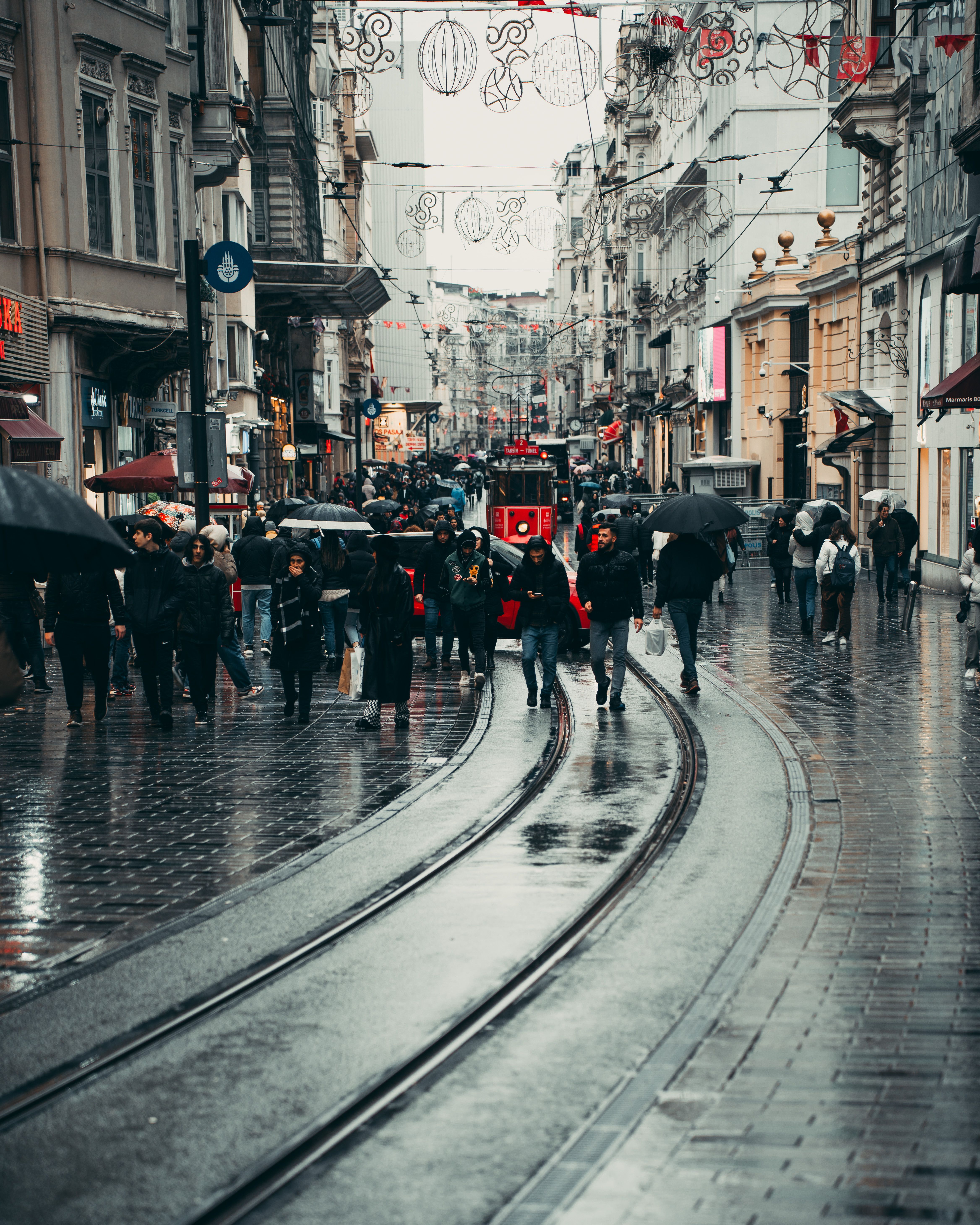 4672x5840 People on Cicek Pasaji in Istanbul in Rain · Free