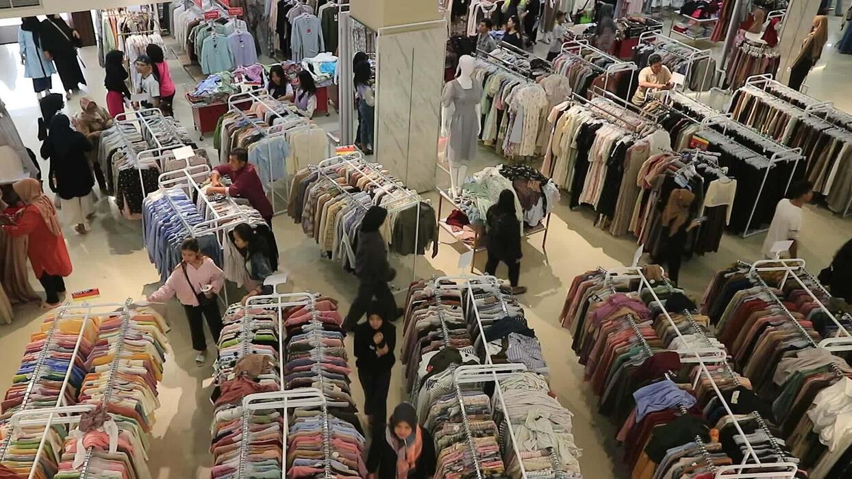 1244x700 People Shopping Stock Video Footage for Free Download