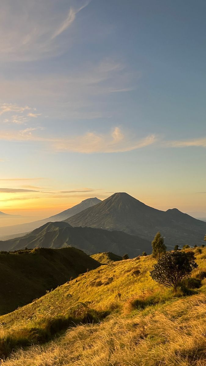 675x1200 Mount Prau (Dieng) 2.590 Mdpl the Mountain Air. Senja di gunung, Rinjani mountain wallpaper, Gunung rinjani aesthetic