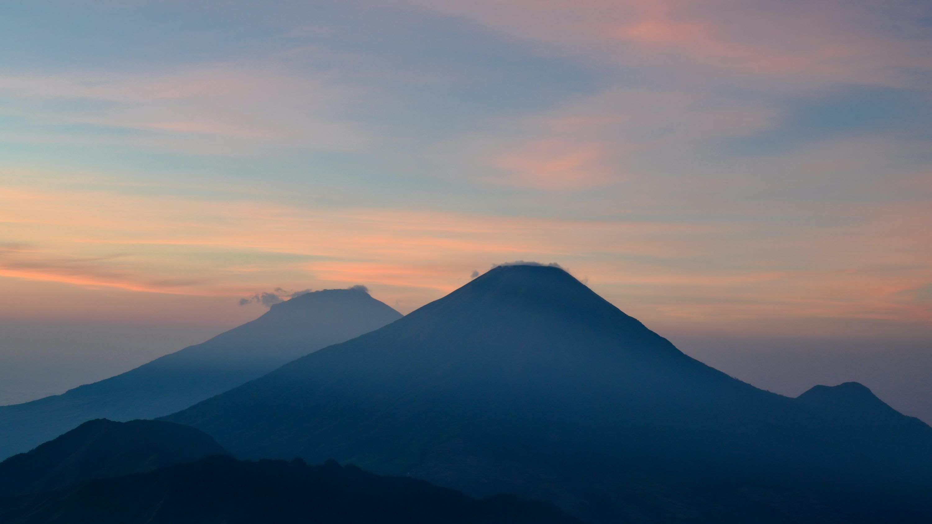 3000x1687 A mountain with a pink and blue sky in the background