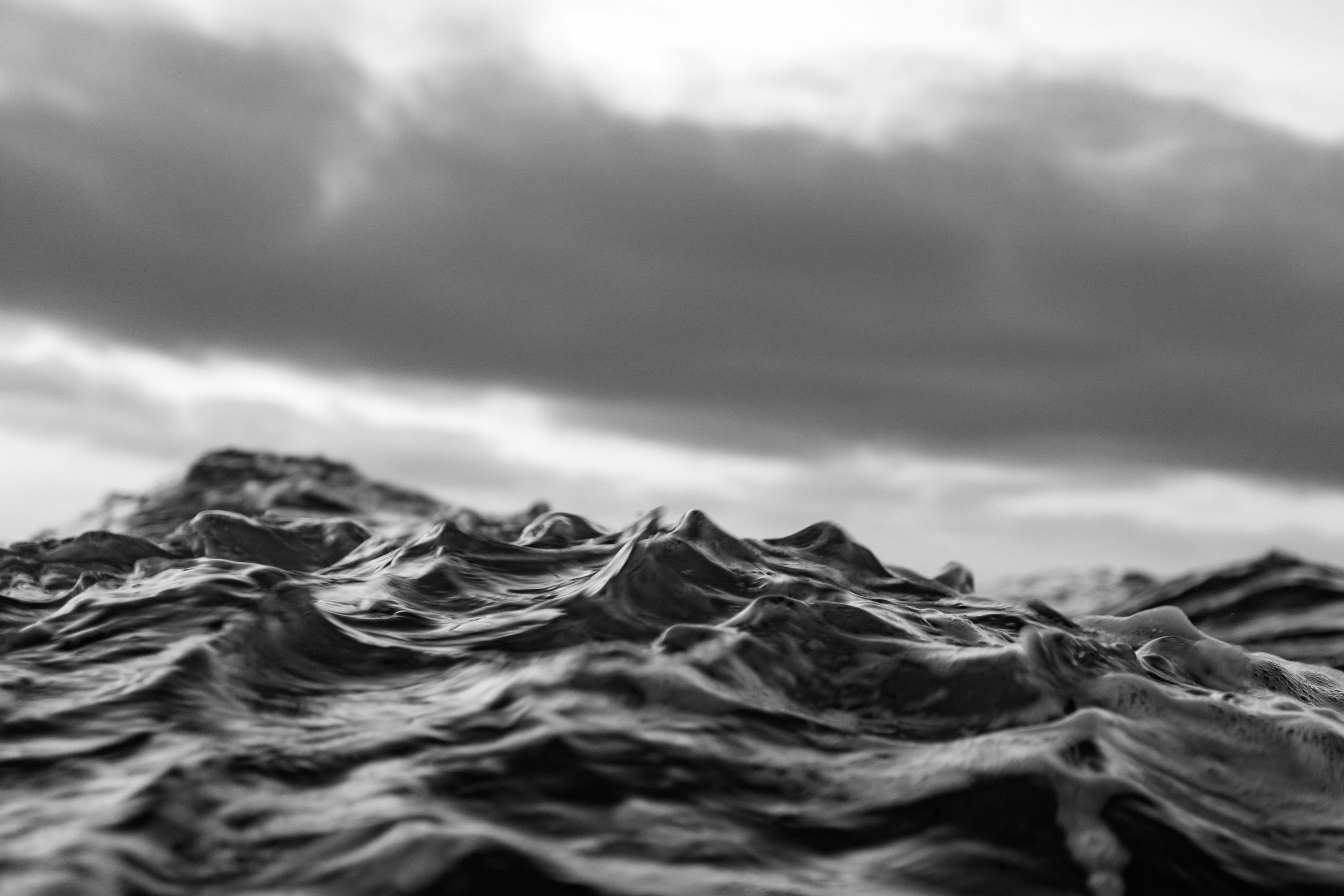3000x2000 Rough ocean waves under a cloudy sky