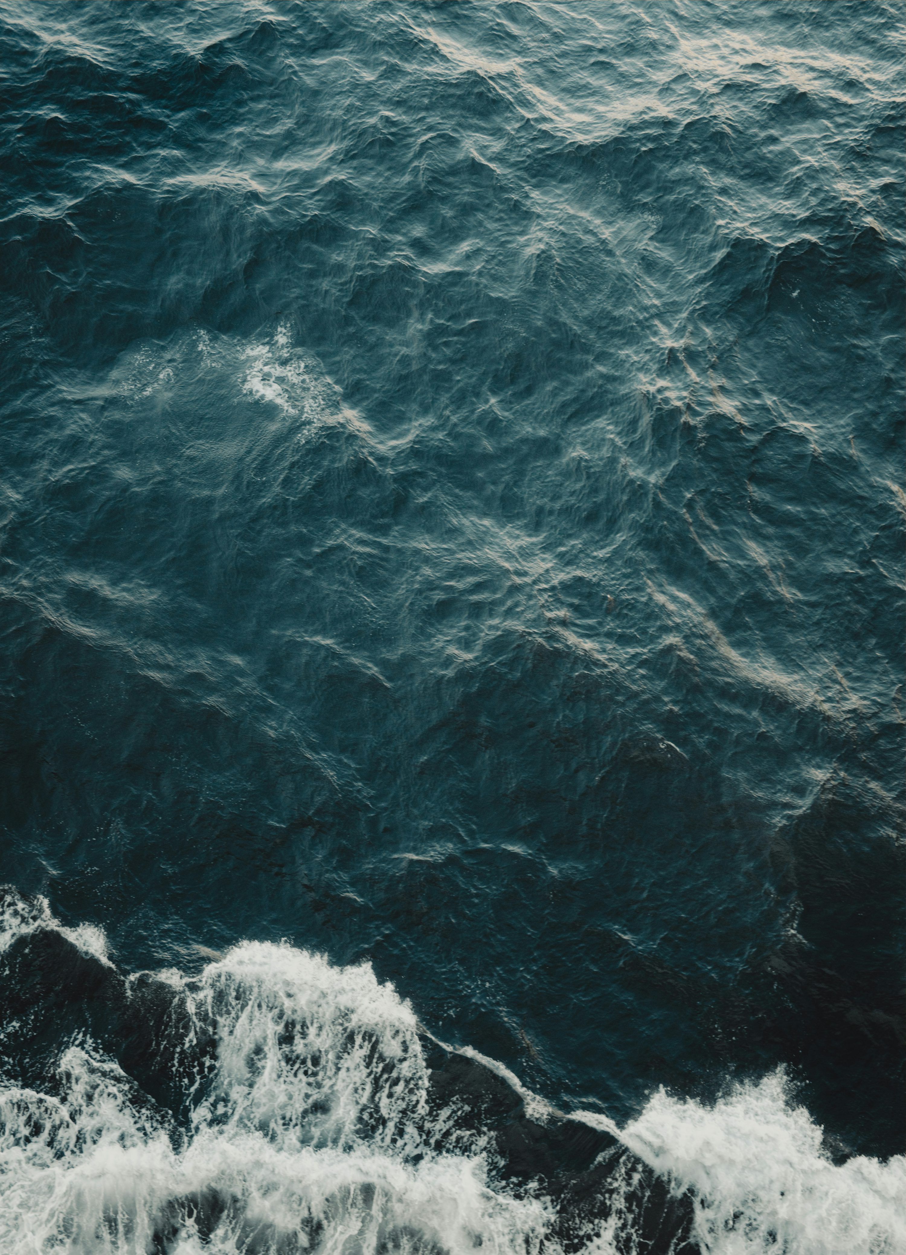 3000x4154 Rough ocean waves with white foam crashing