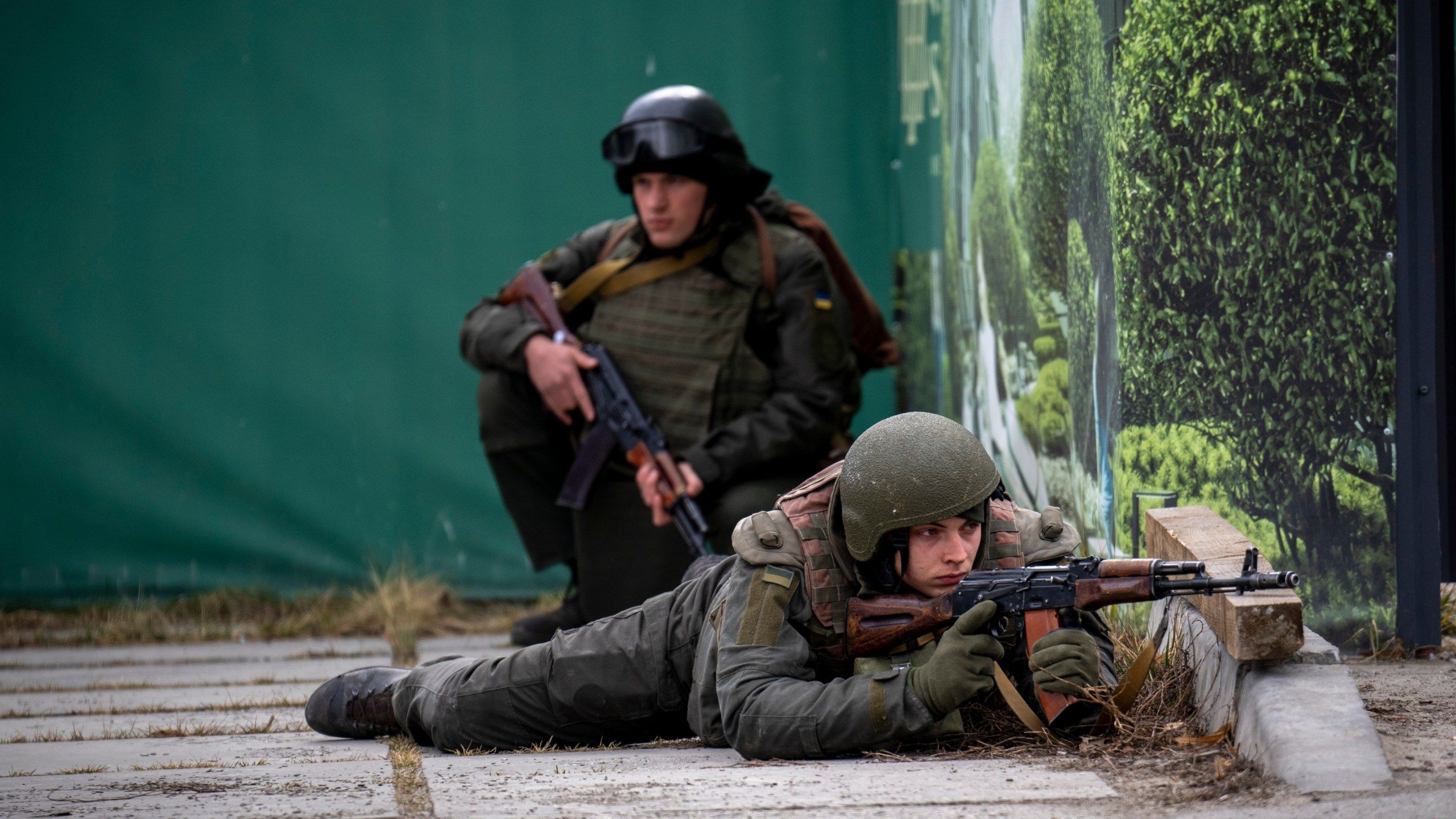 2560x1440 Ukraine military: soldier blew himself up on bridge to halt Russian advance