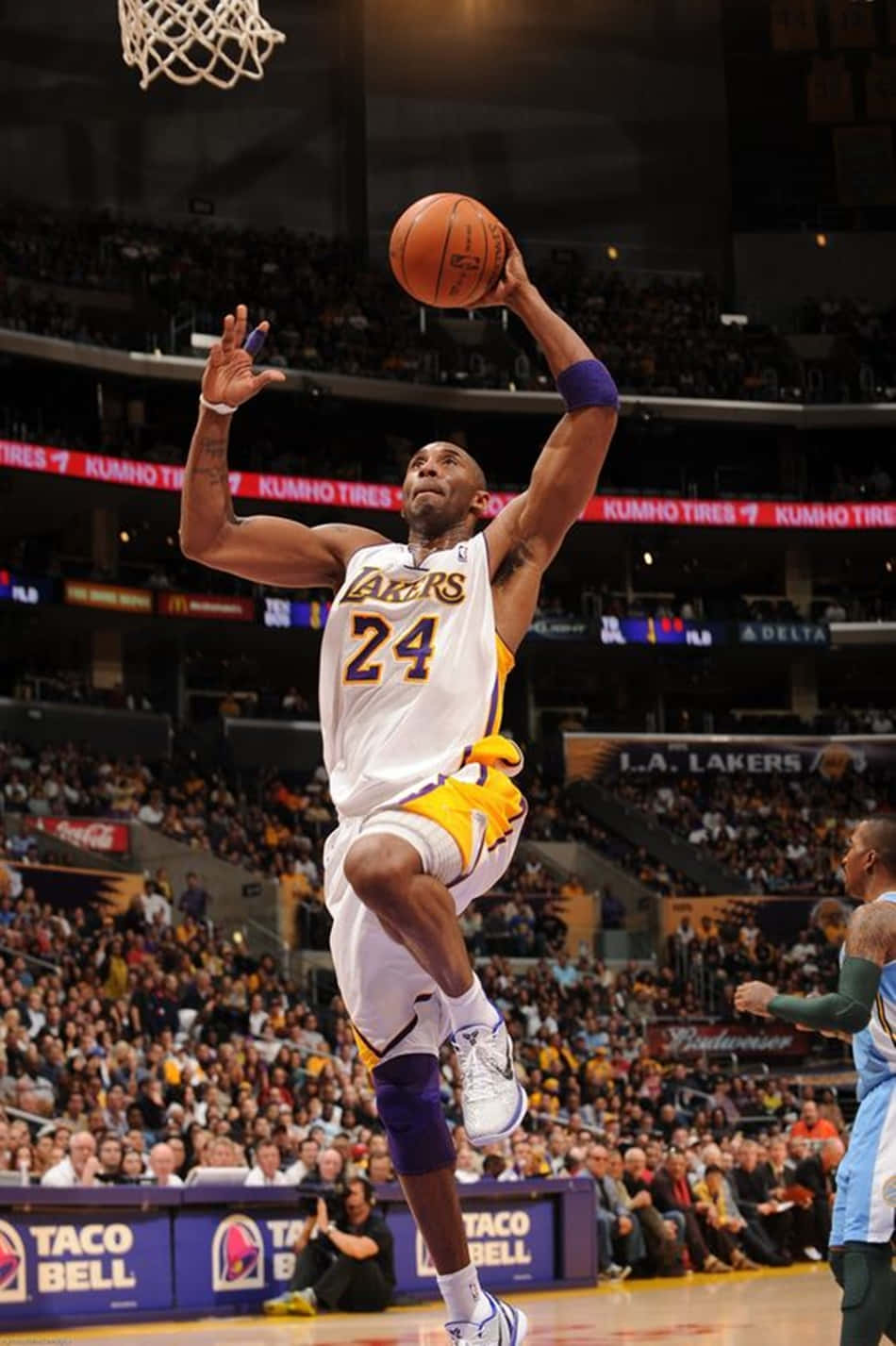 950x1427 Download Kobe Bryant Captures the Crowd as He Reaches for the Rim Wallpaper