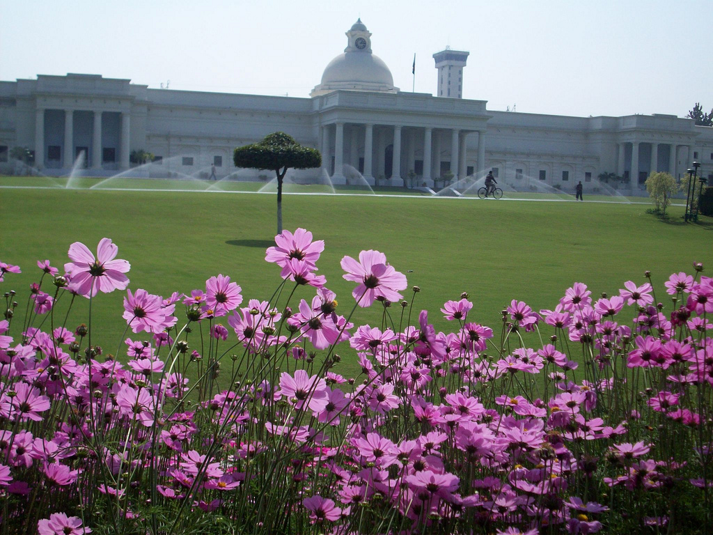 1024x768 Main administrative building of IIT