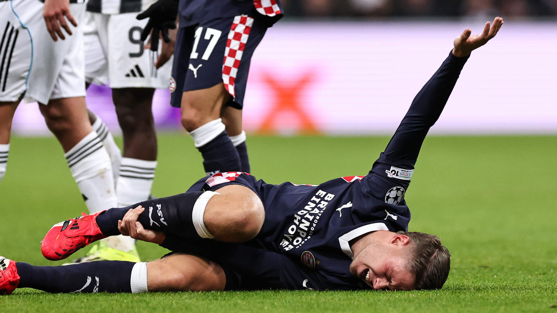 1920x1080 Joey Veerman woedend na harde tackle van Bruno Guimaraes