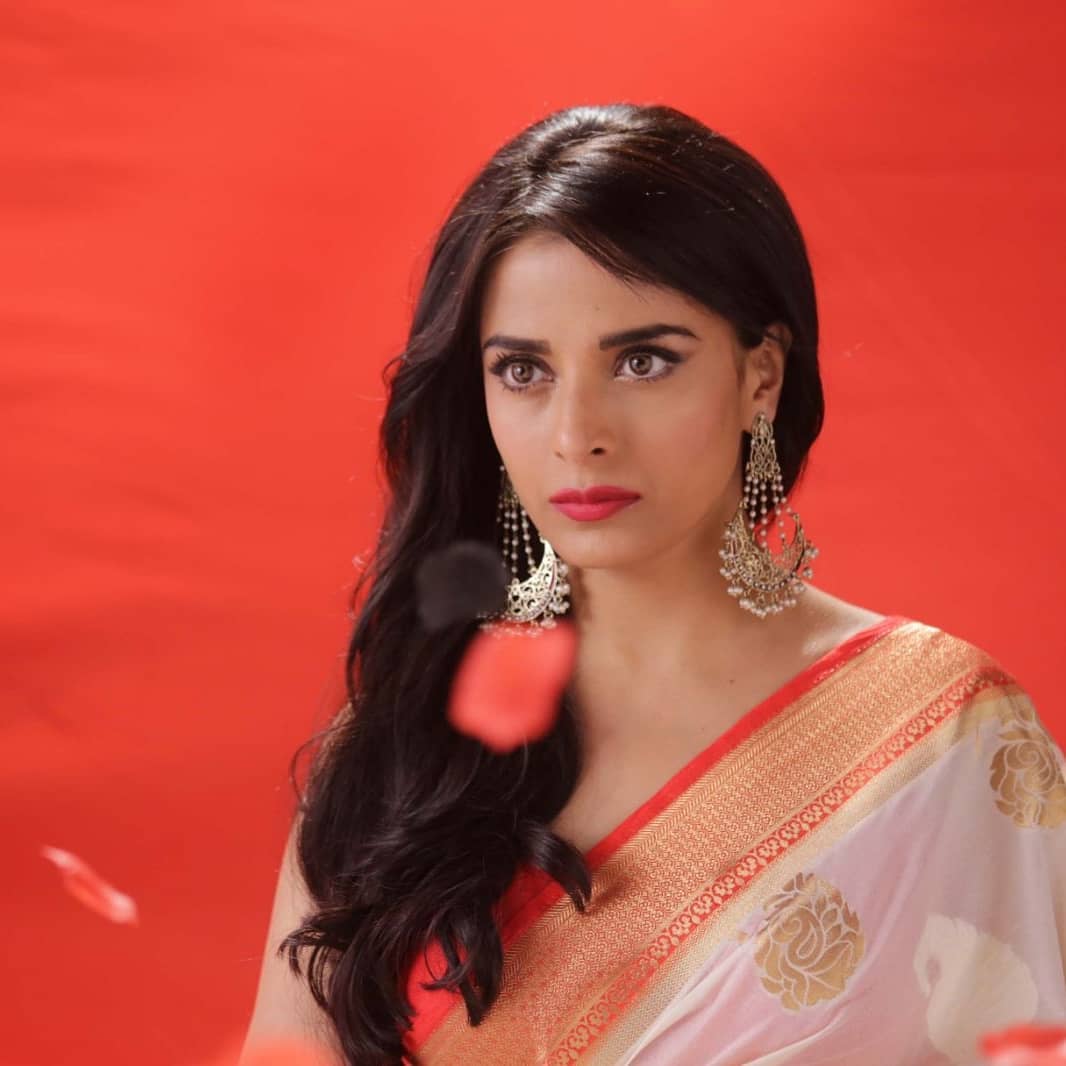 1066x1066 Pooja Sharma Wallpaper