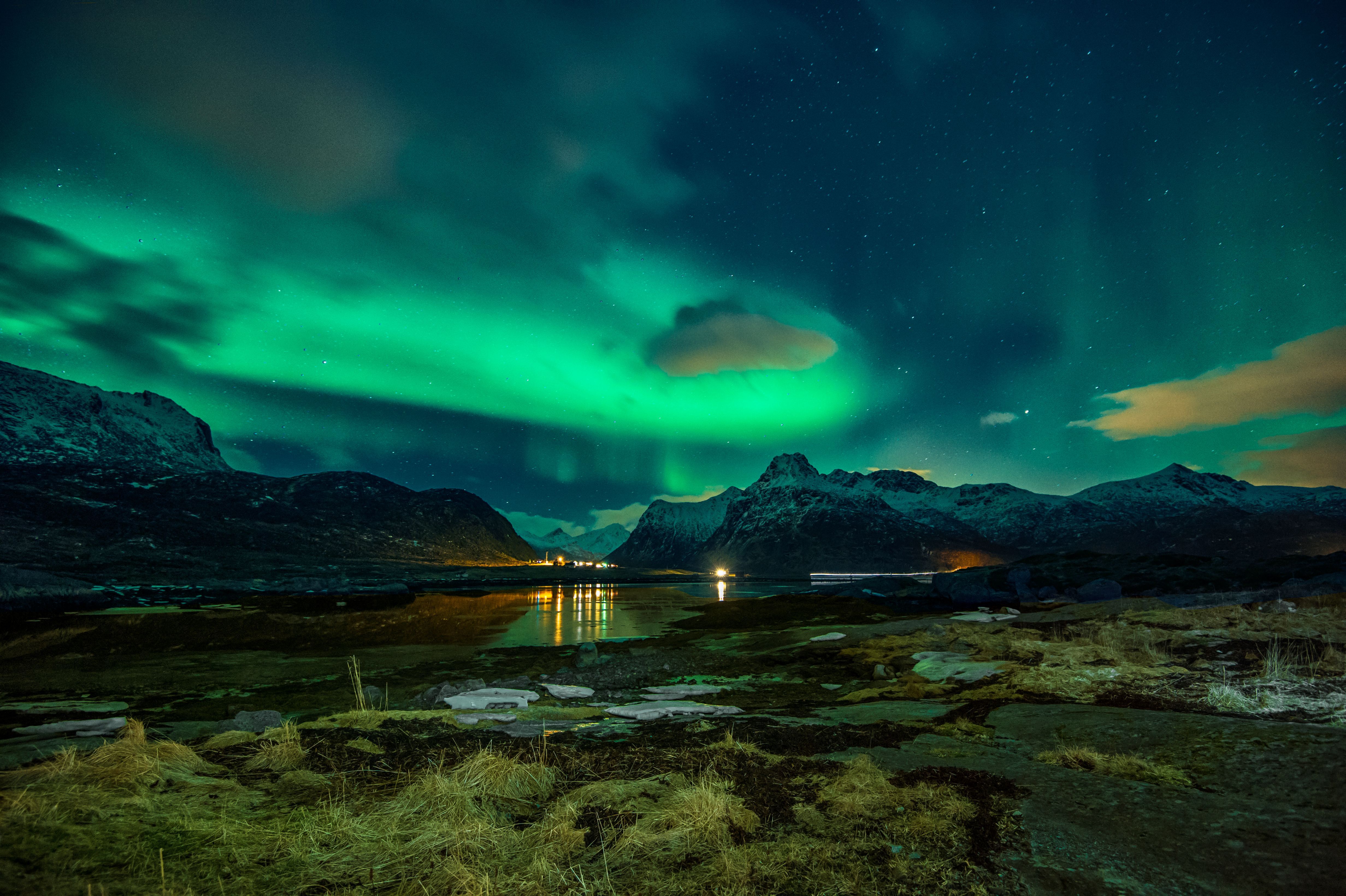 4928x3280 Aurora Borealis Over Mountains · Free
