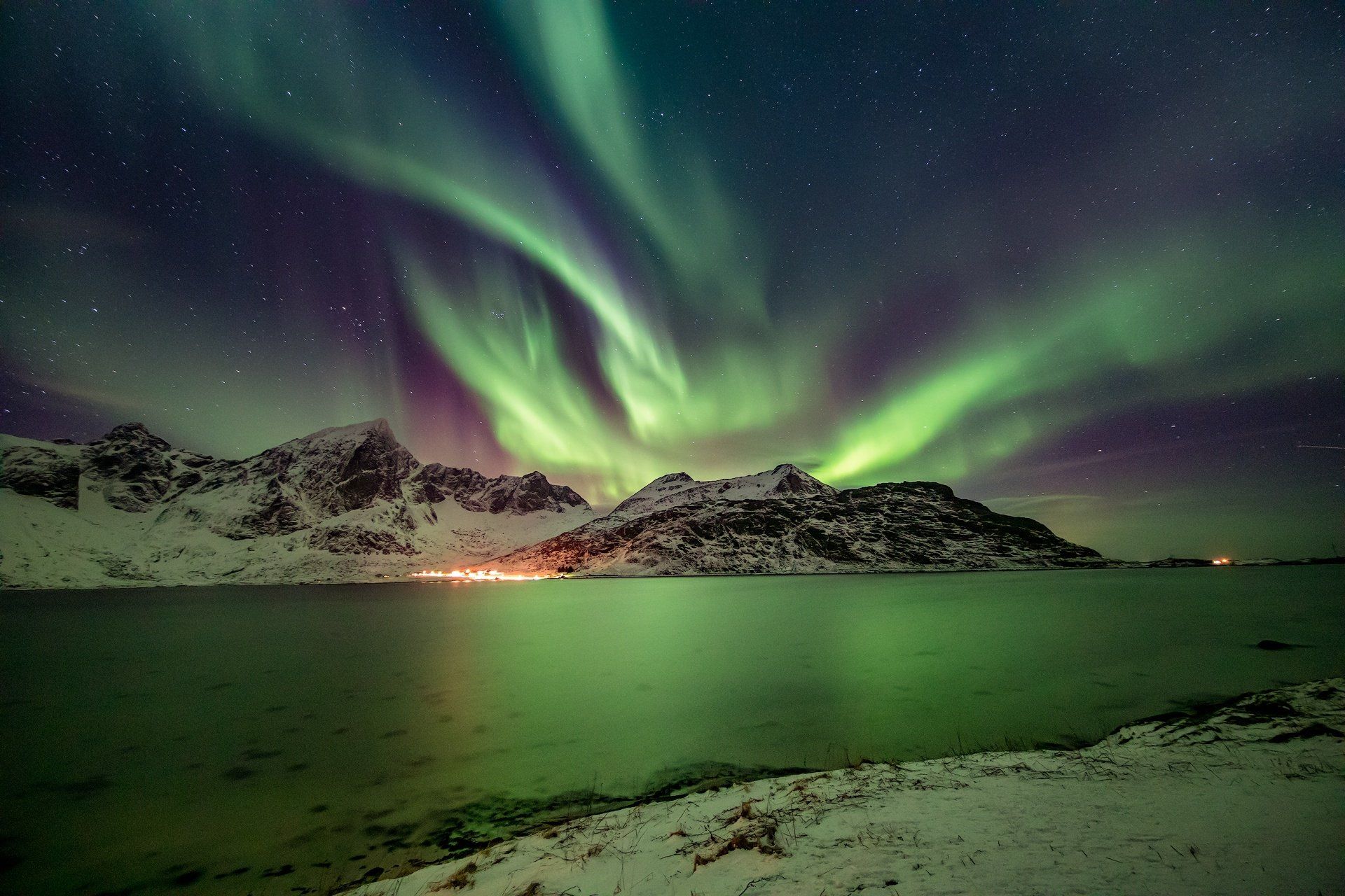 1920x1280 Aurora Borealis Dancing Over Norway's Winter Night