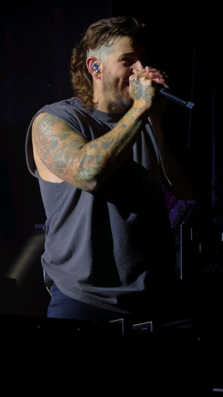 736x1308 m shadows