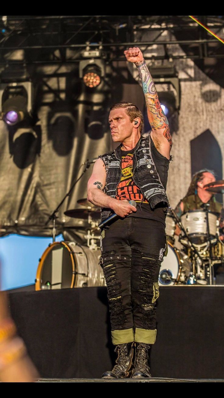 736x1308 Brent Smith. Shinedown